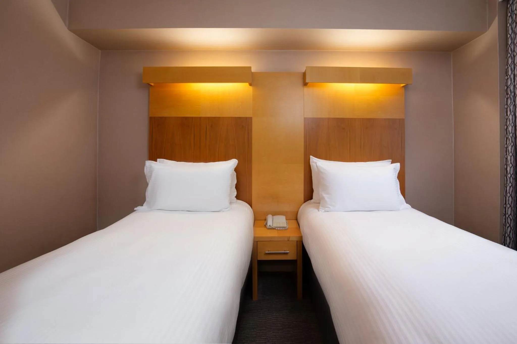 Photo of the whole room, Bed in Tavistock Hotel