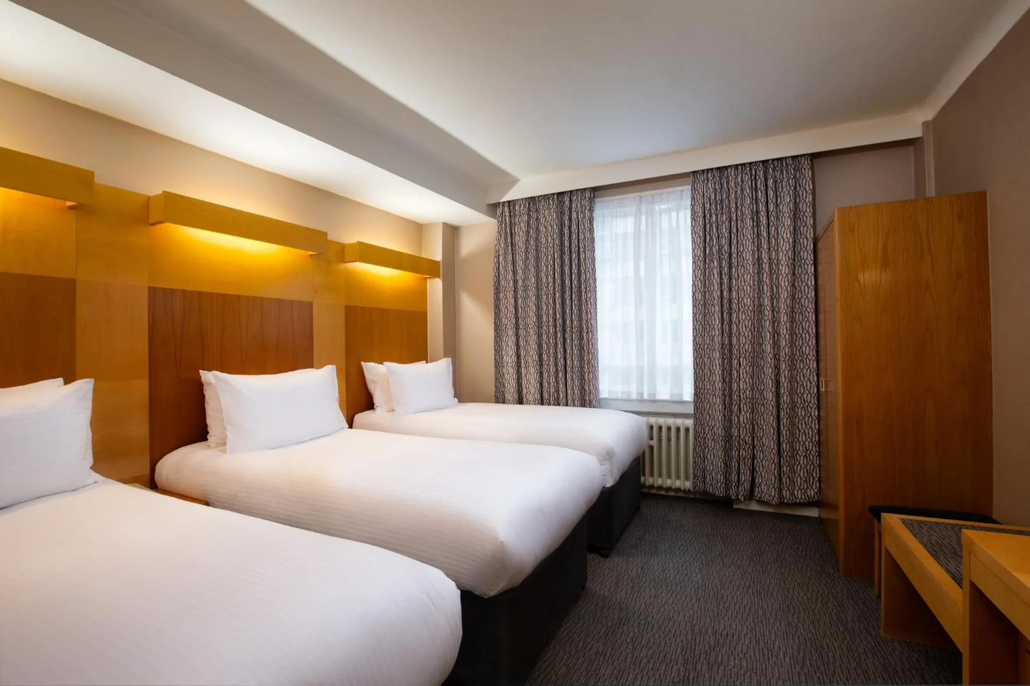 Photo of the whole room, Bed in Tavistock Hotel