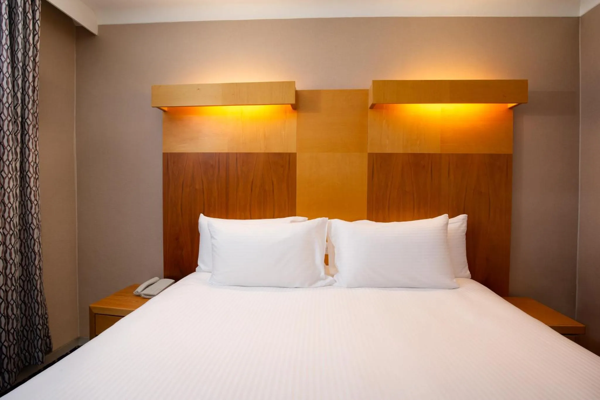 Photo of the whole room, Bed in Tavistock Hotel