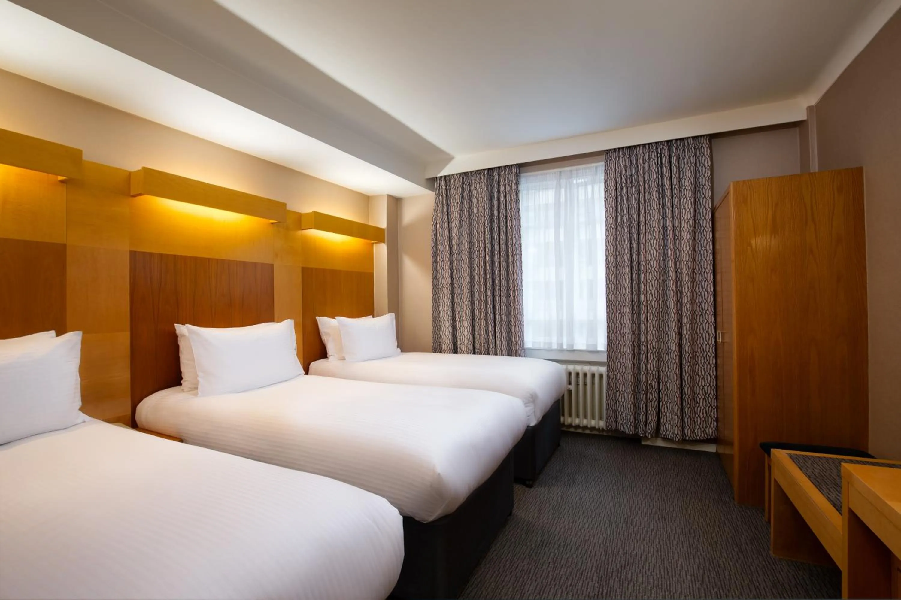 Bed in Tavistock Hotel