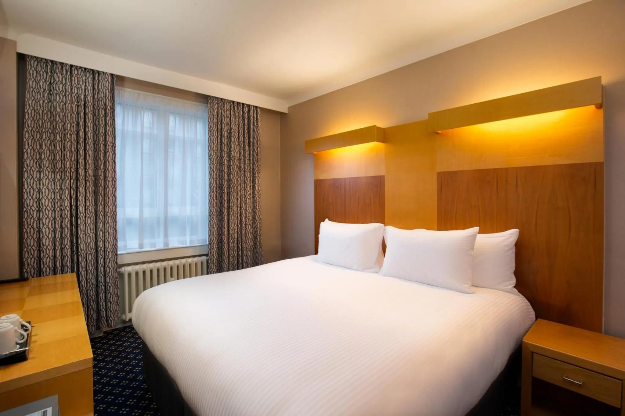 Photo of the whole room, Bed in Tavistock Hotel