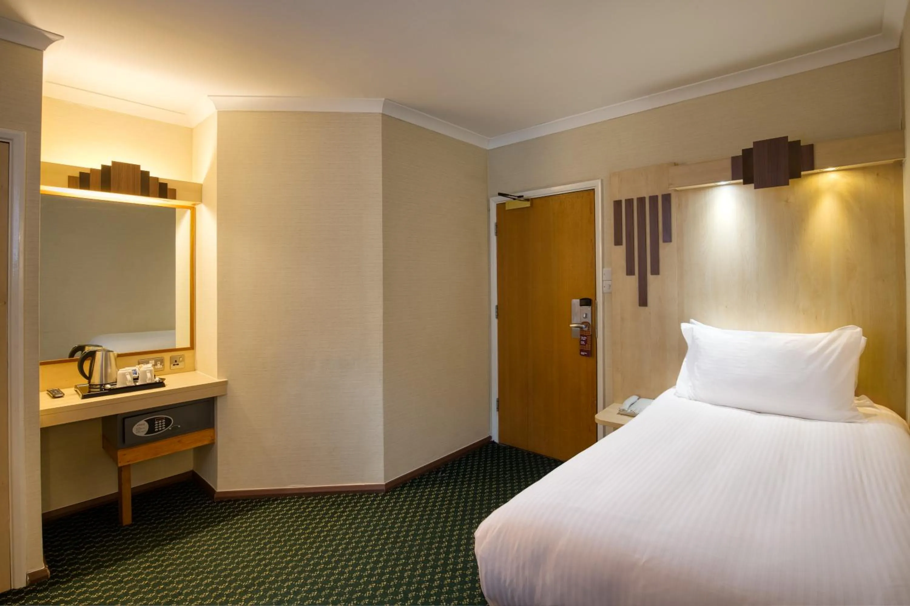 Bedroom, Bed in Tavistock Hotel