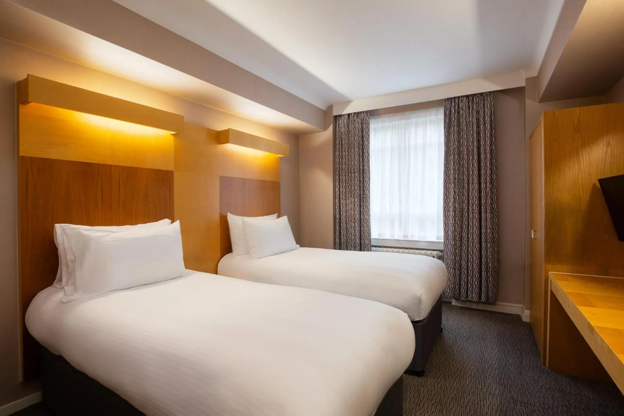 Photo of the whole room, Bed in Tavistock Hotel