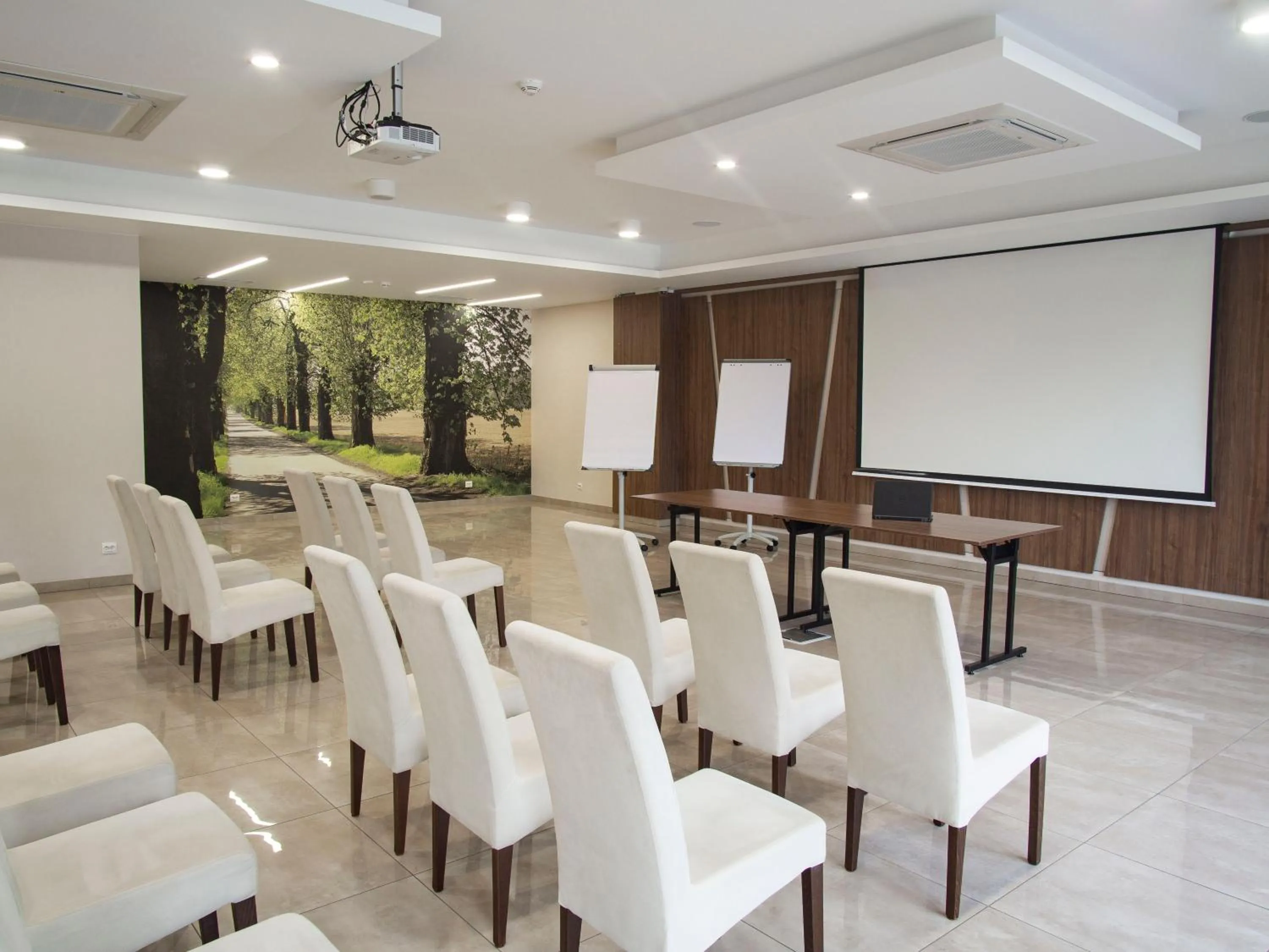 Business facilities in Wielspin Puszczykowo