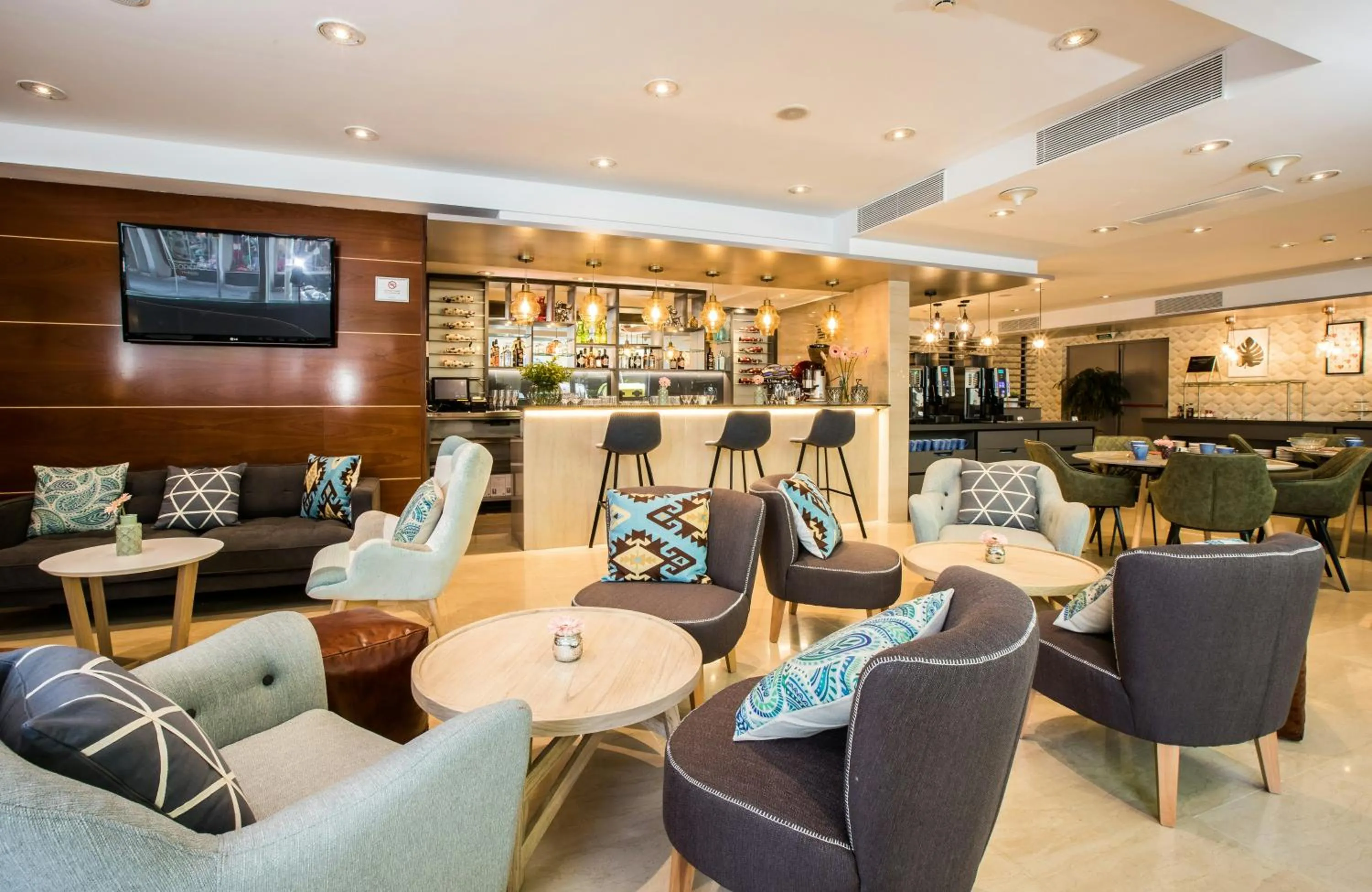 Lounge or bar in Leonardo Hotel Barcelona Gran Via