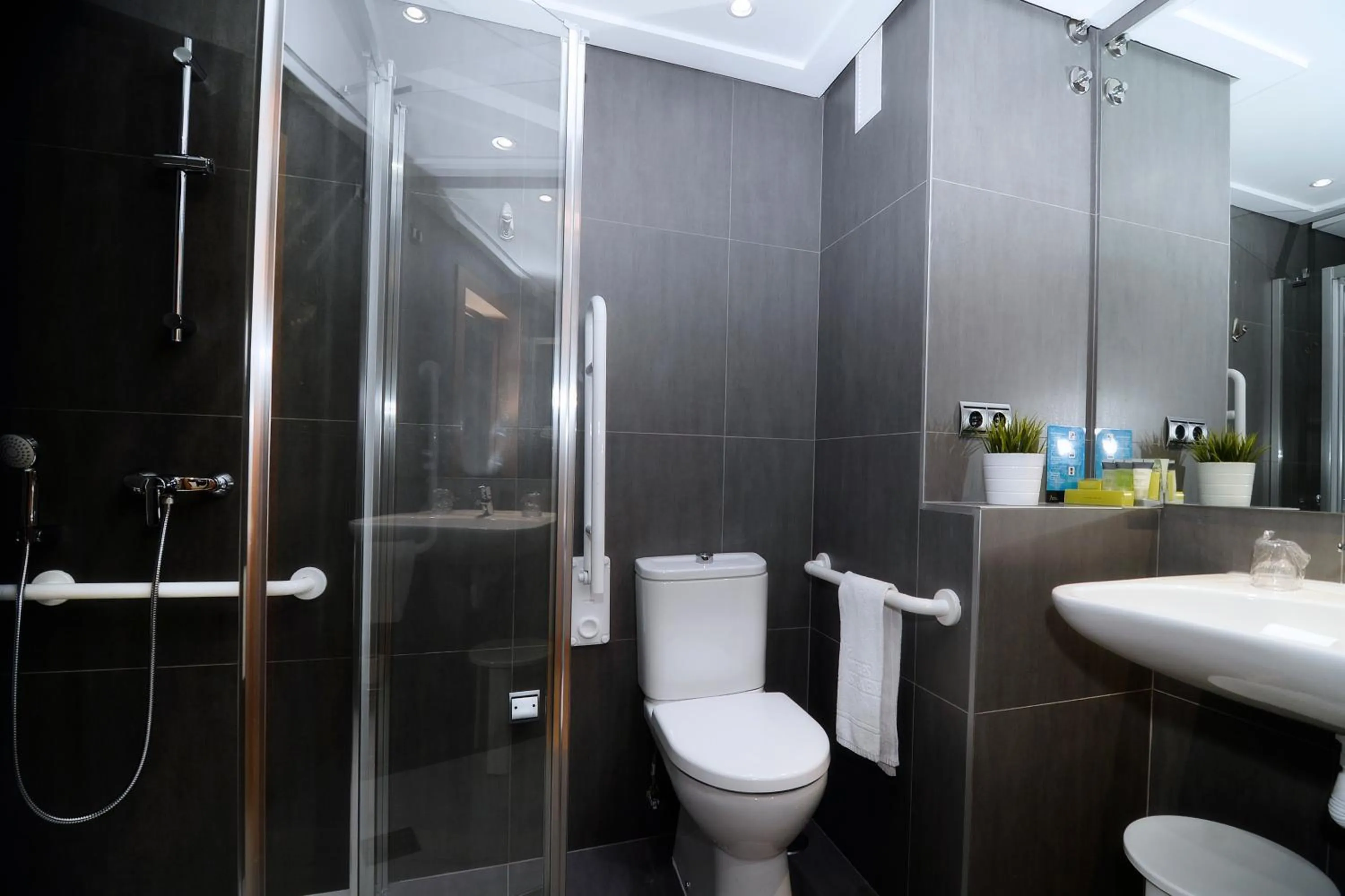 Shower in Silken Juan de Austria