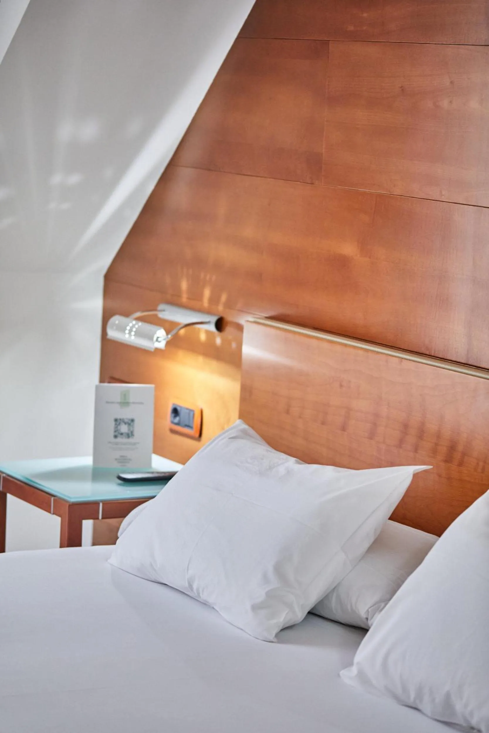 Photo of the whole room, Bed in Silken Monumental Naranco