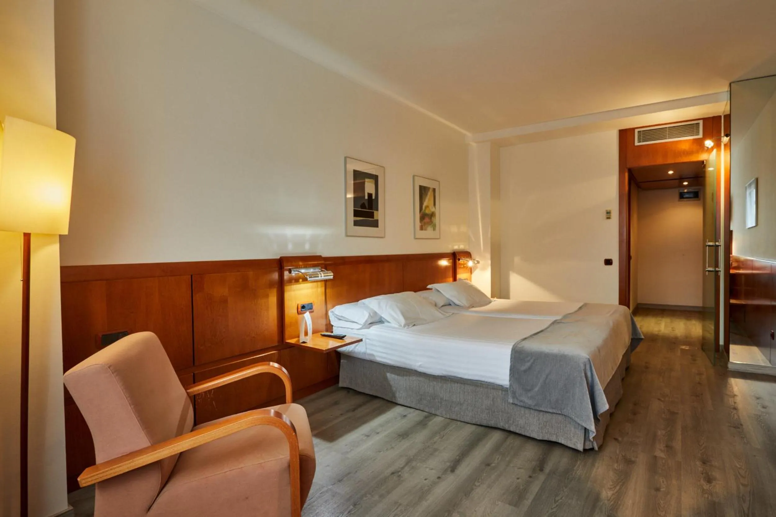 Photo of the whole room, Bed in Silken Monumental Naranco