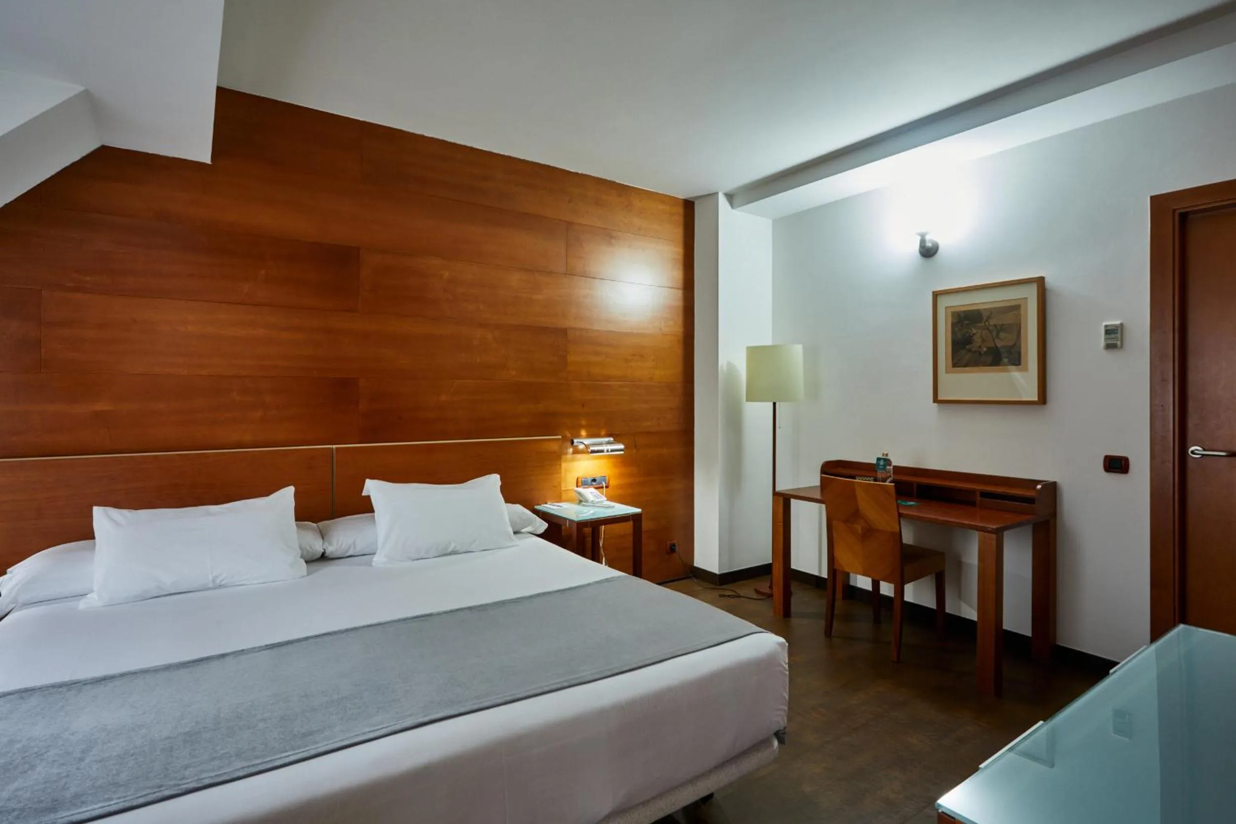 Photo of the whole room, Bed in Silken Monumental Naranco