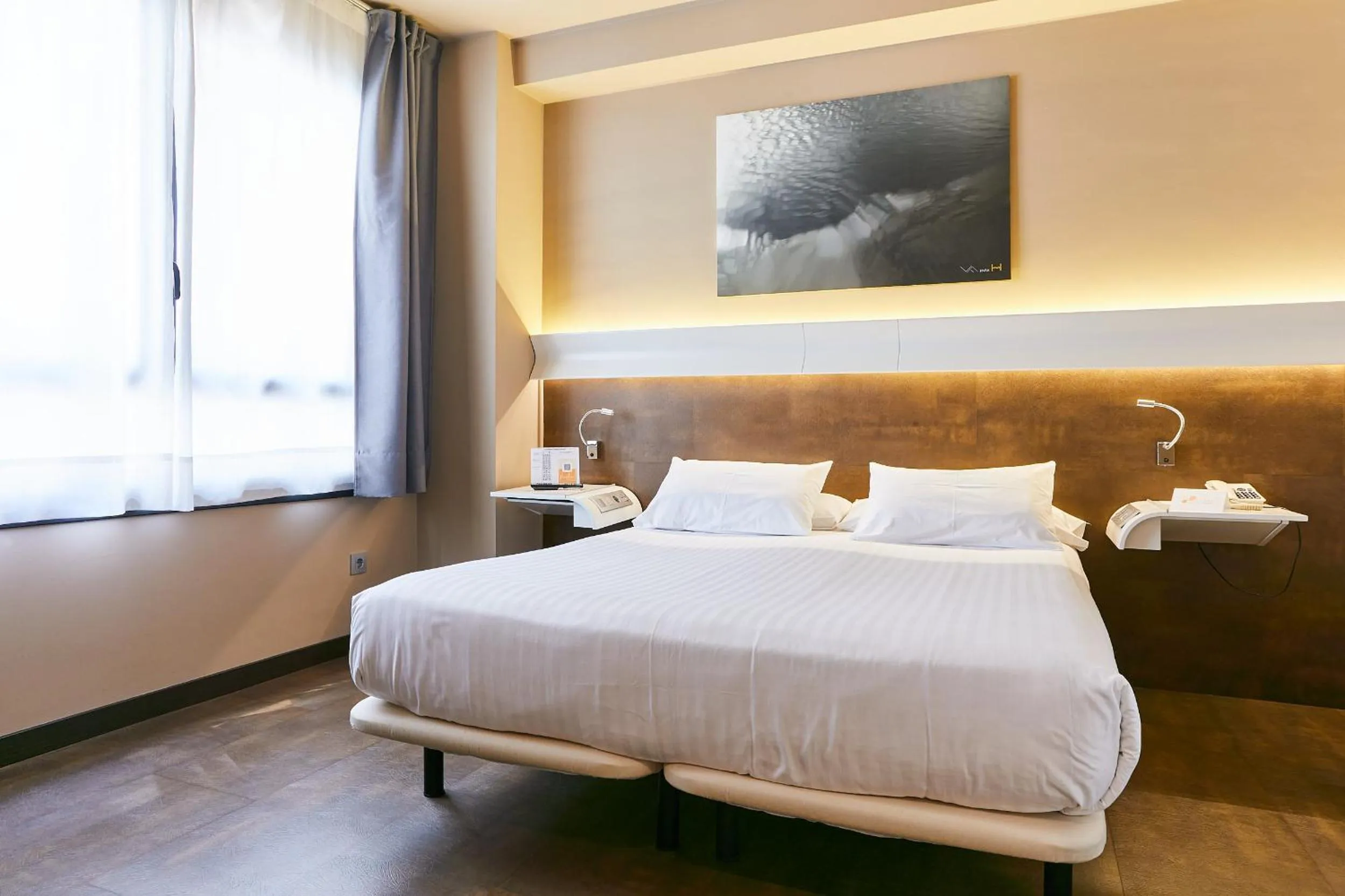 Photo of the whole room, Bed in Silken Monumental Naranco