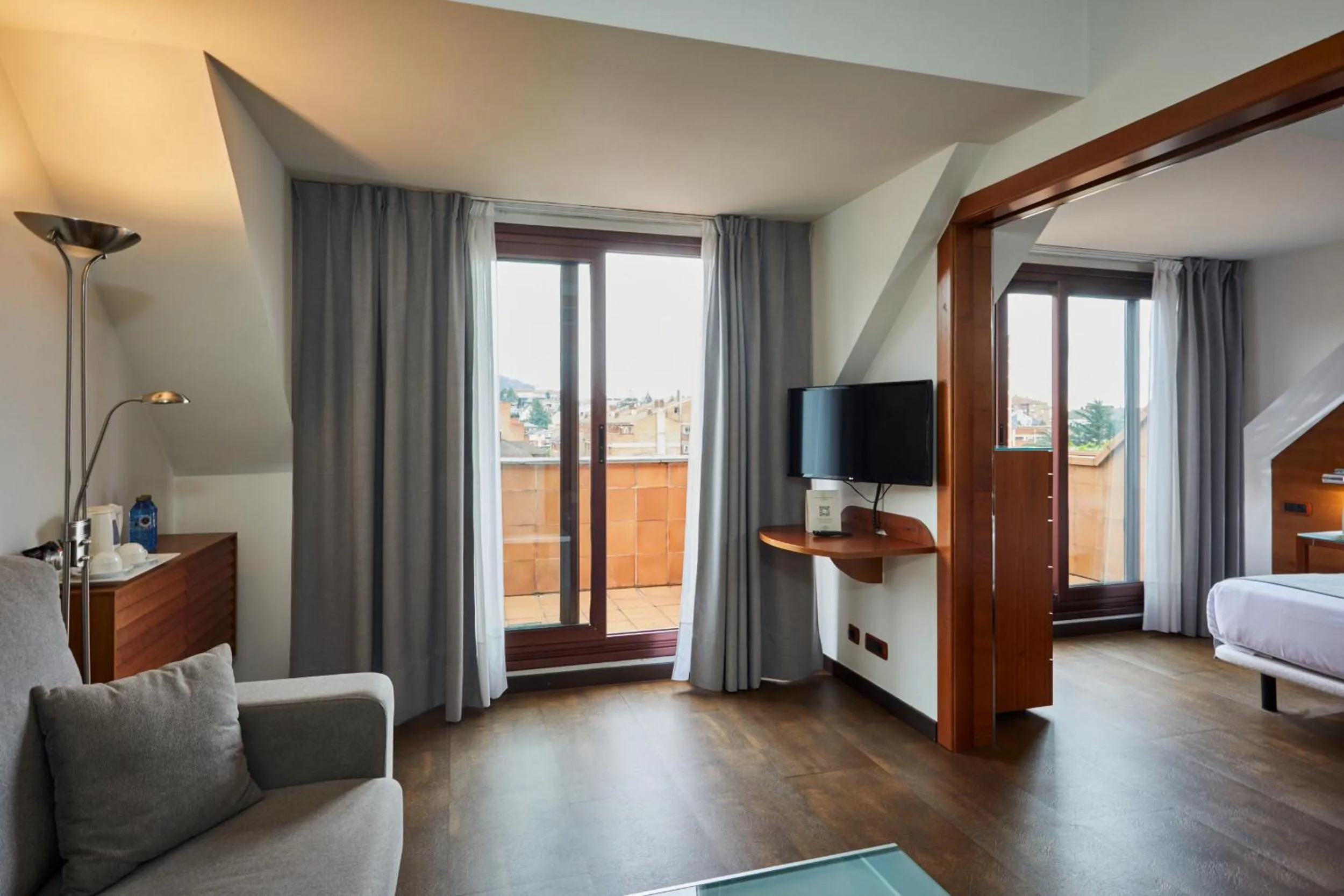 Photo of the whole room, Bed in Silken Monumental Naranco