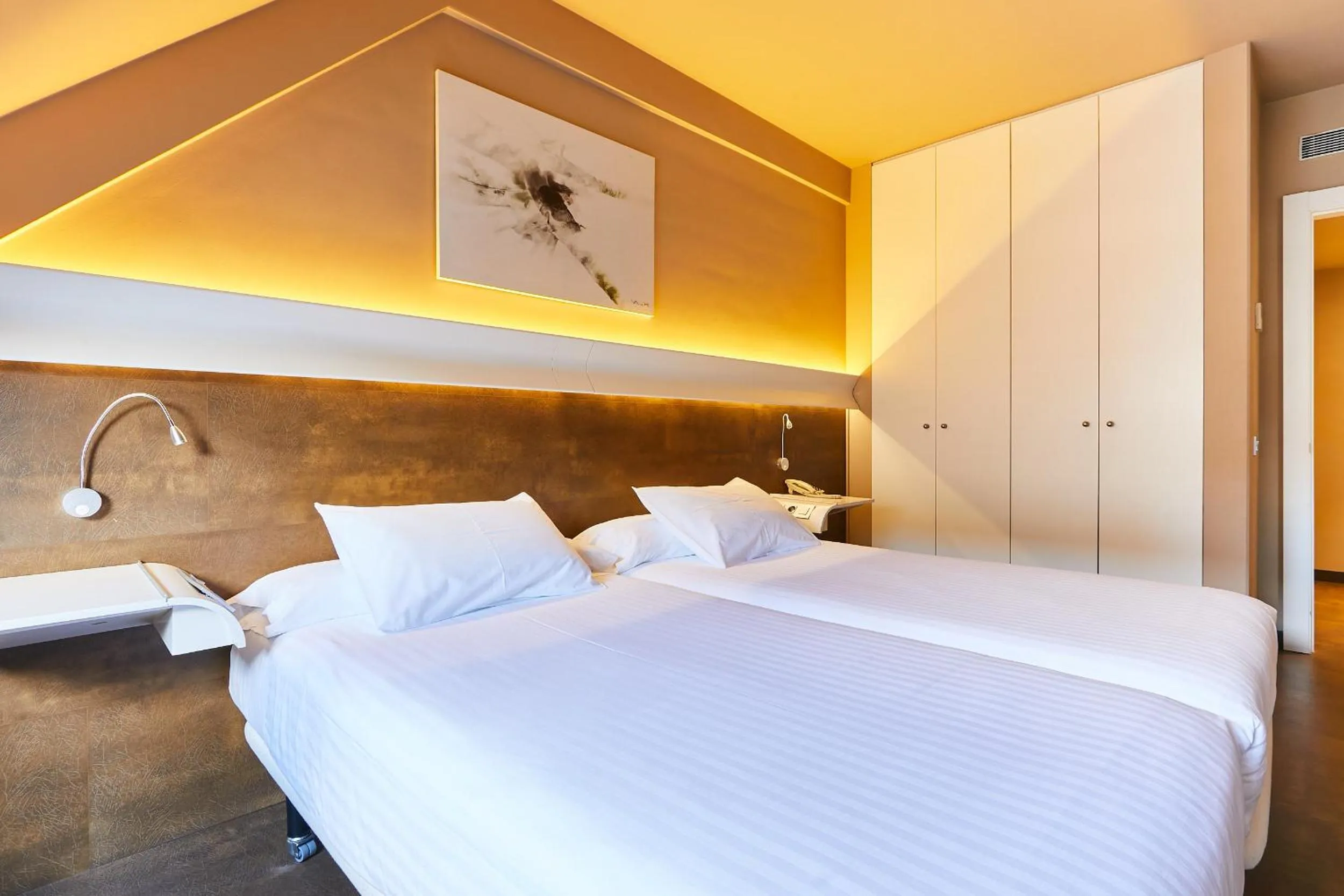 Photo of the whole room, Bed in Silken Monumental Naranco