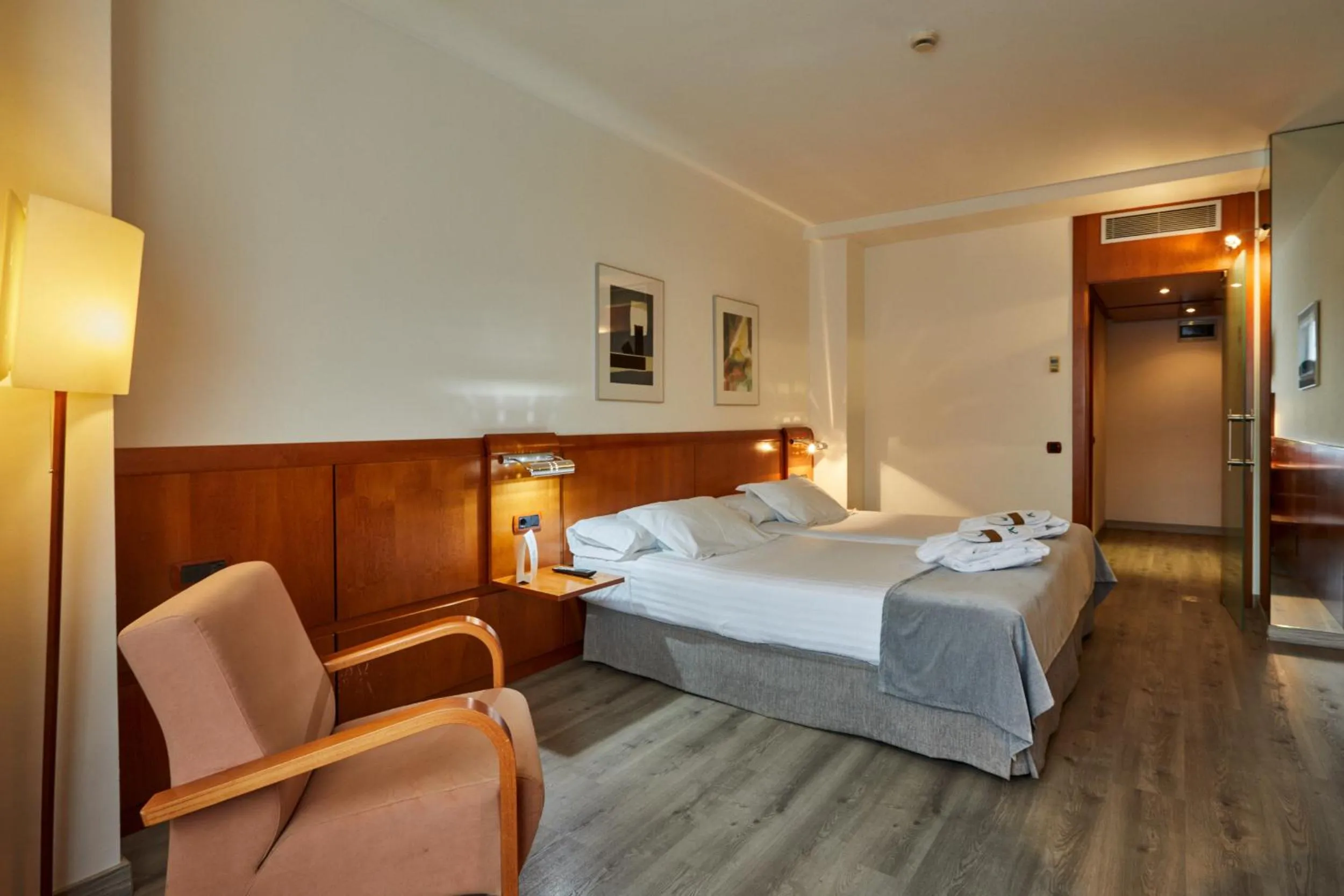 Photo of the whole room, Bed in Silken Monumental Naranco