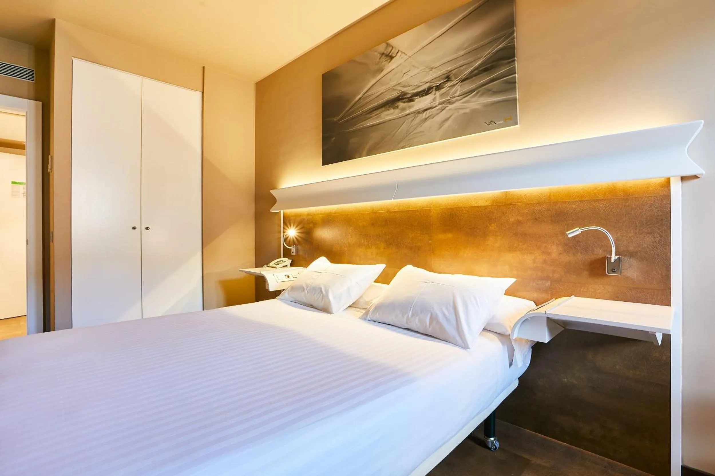 Photo of the whole room, Bed in Silken Monumental Naranco