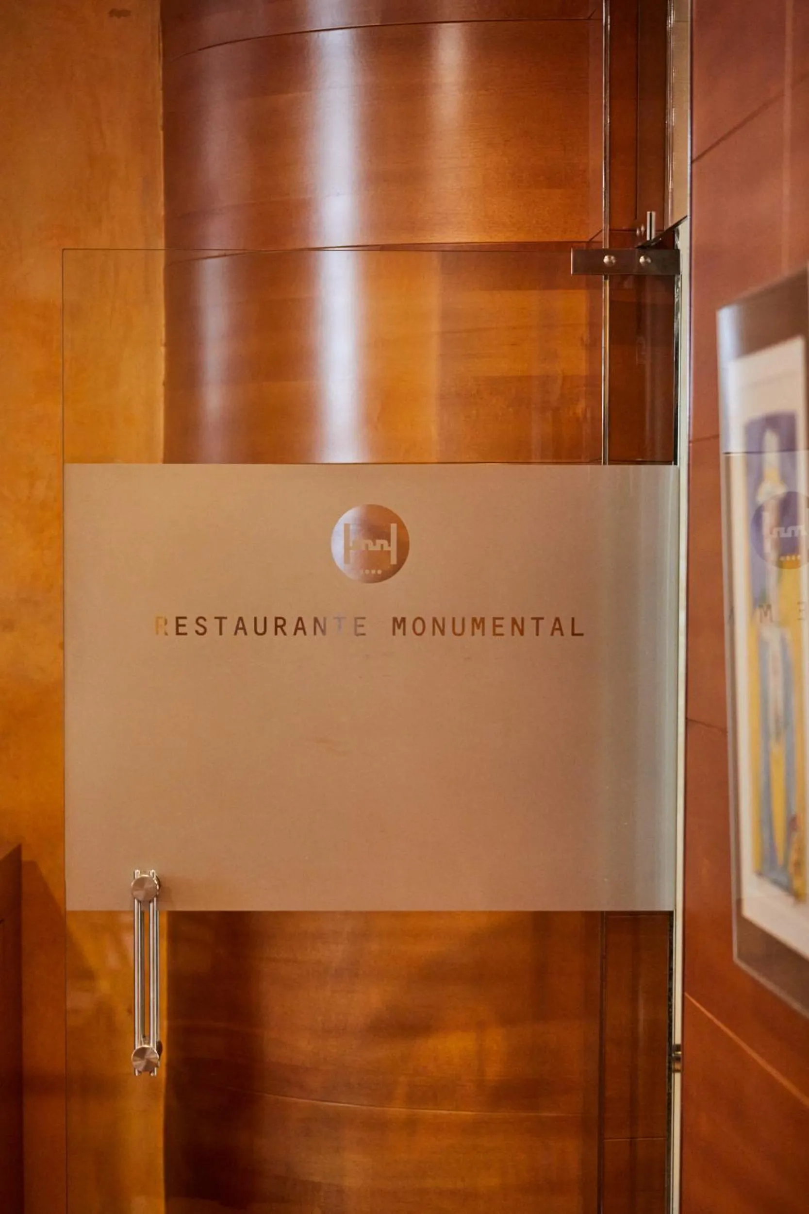 Restaurant/places to eat in Silken Monumental Naranco