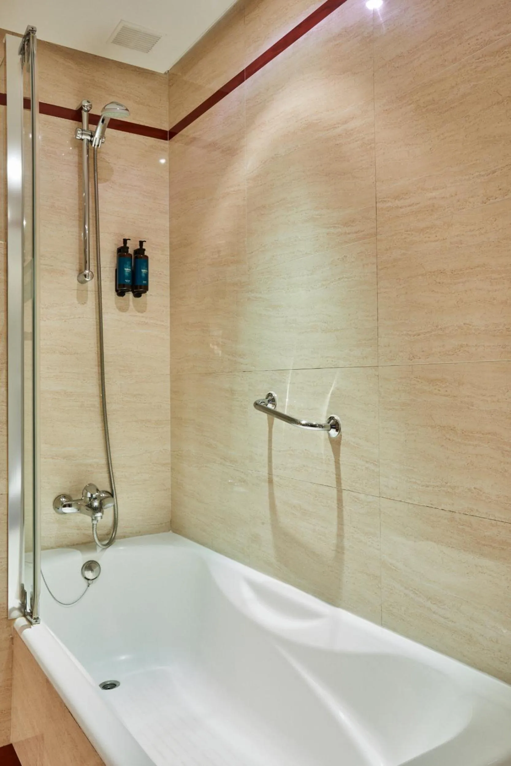 Photo of the whole room in Silken Monumental Naranco