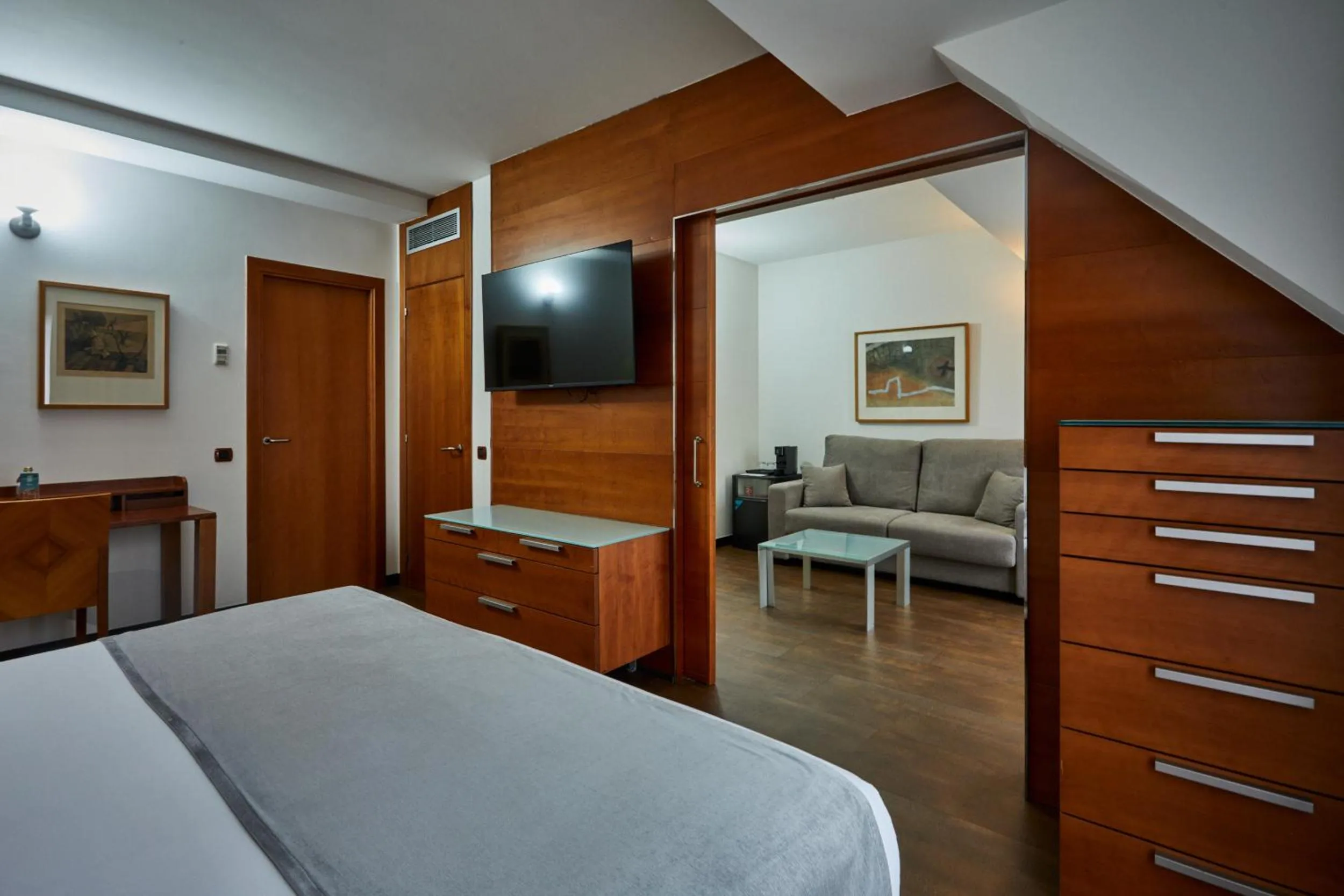 Photo of the whole room, Bed in Silken Monumental Naranco