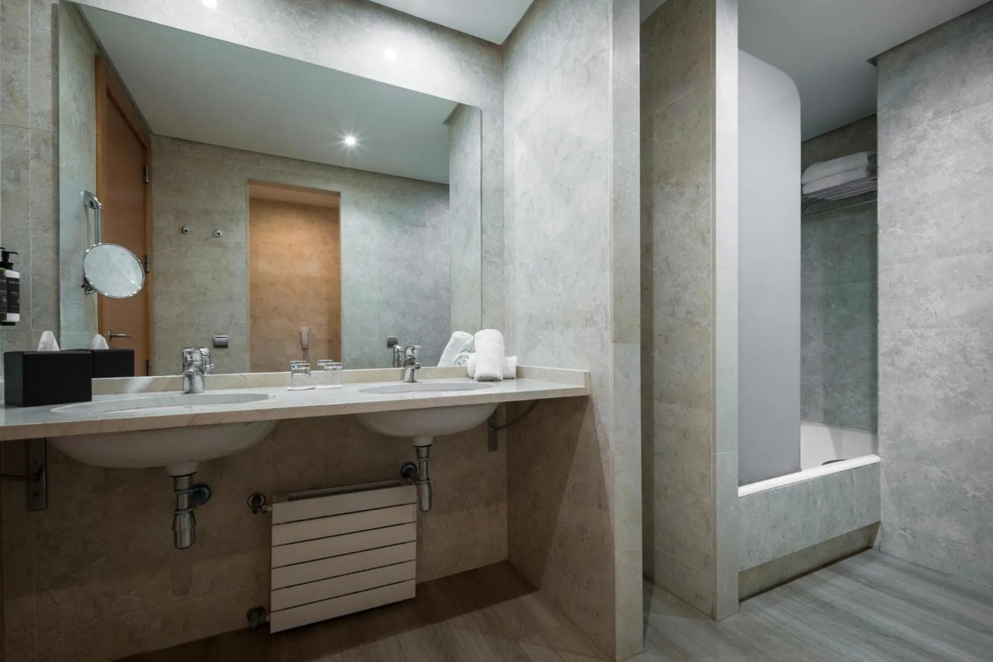 Shower in Eurostars Al-Ándalus Palace