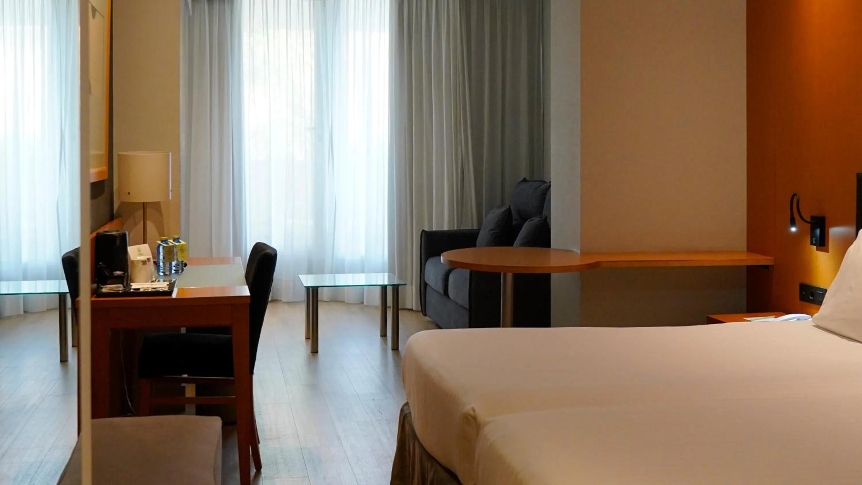 Seating area, Bed in Silken Al-Andalus Palace