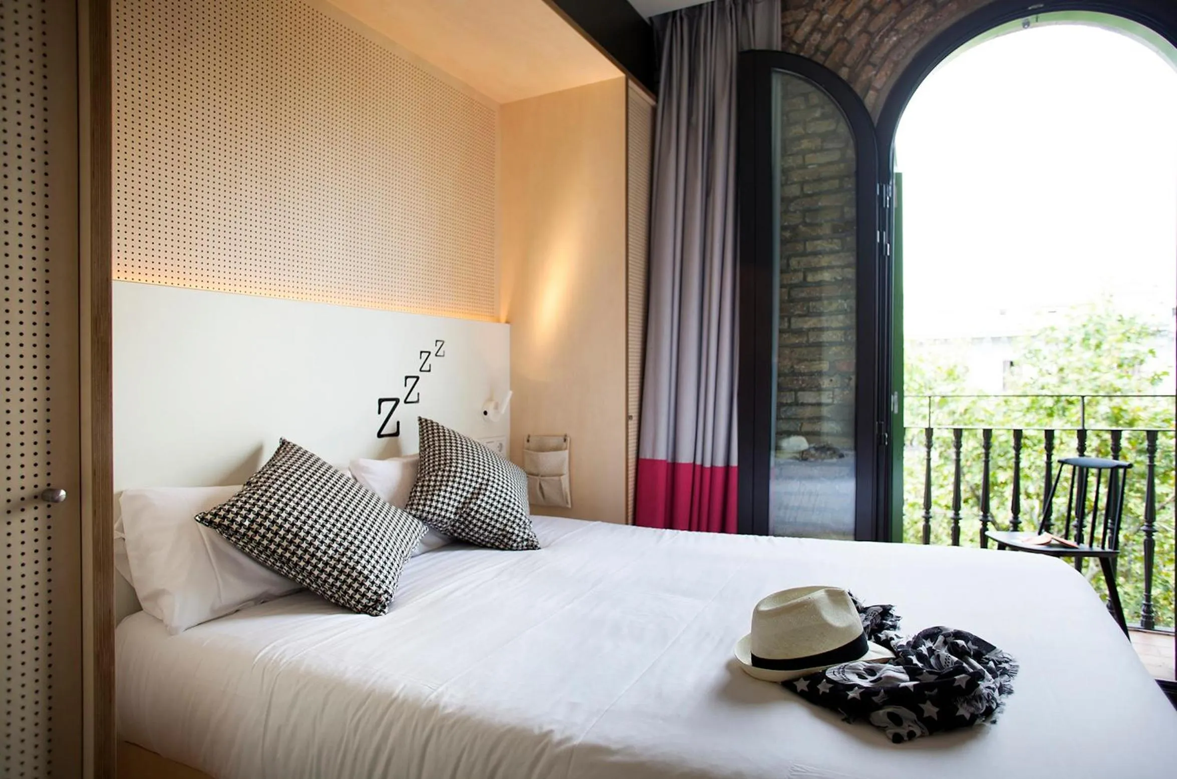 View (from property/room), Bed in TOC Hostel Barcelona