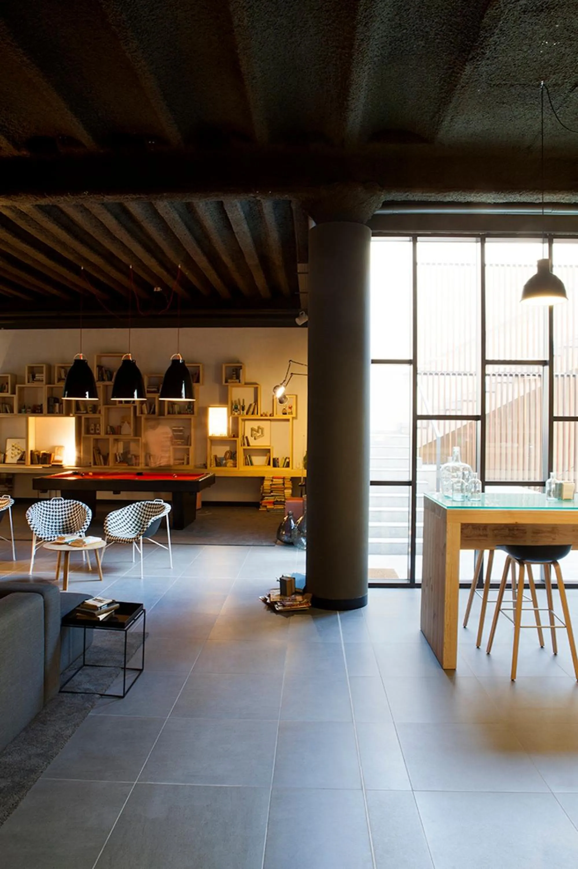 Communal lounge/ TV room in TOC Hostel Barcelona