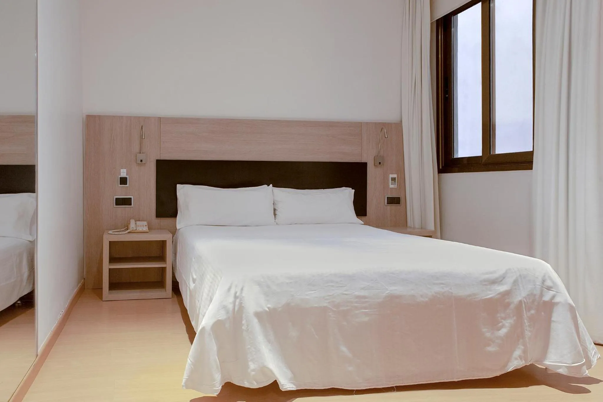 Bedroom, Bed in Hotel Lleó