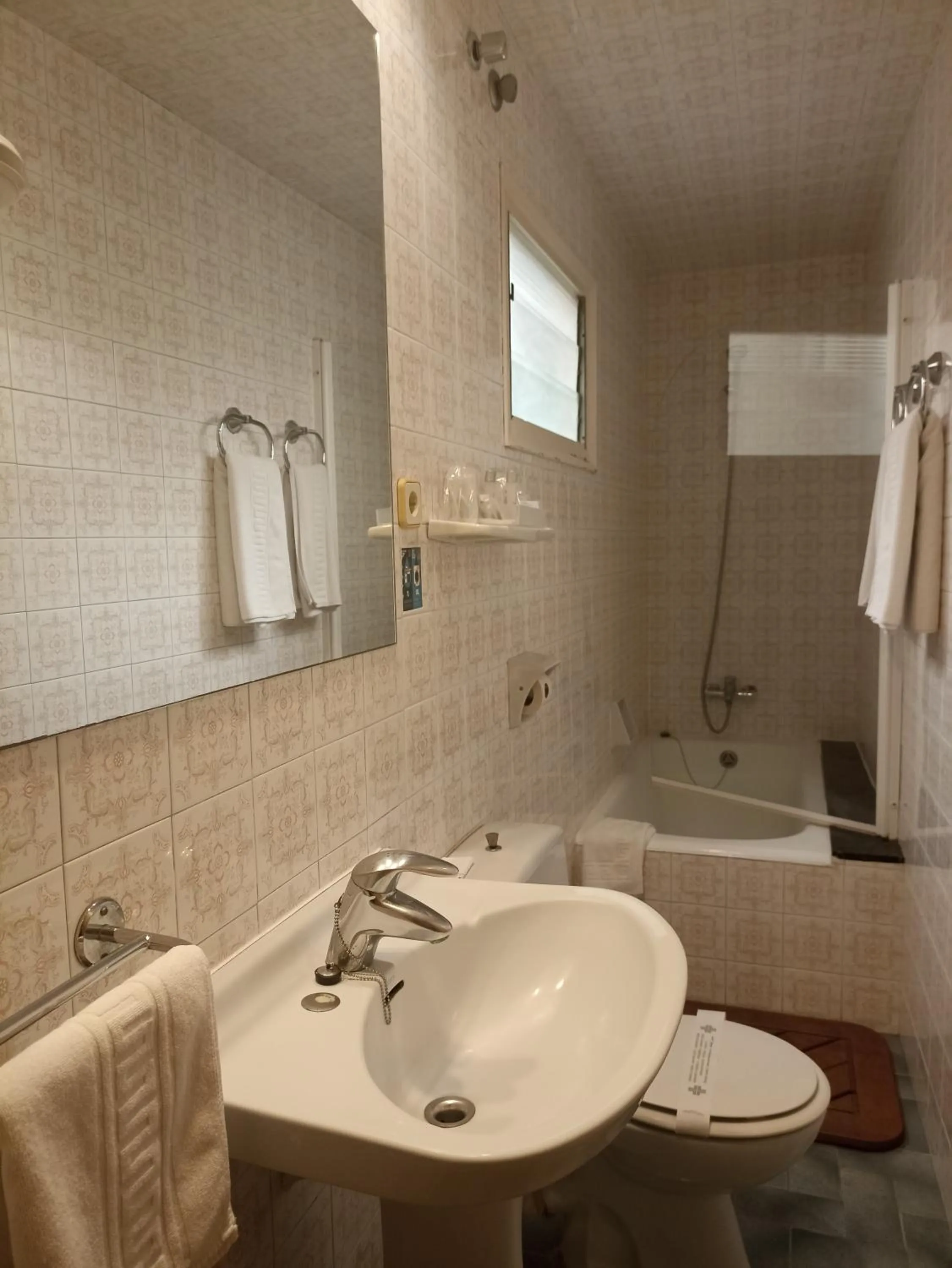 Bathroom in Hotel Lleó