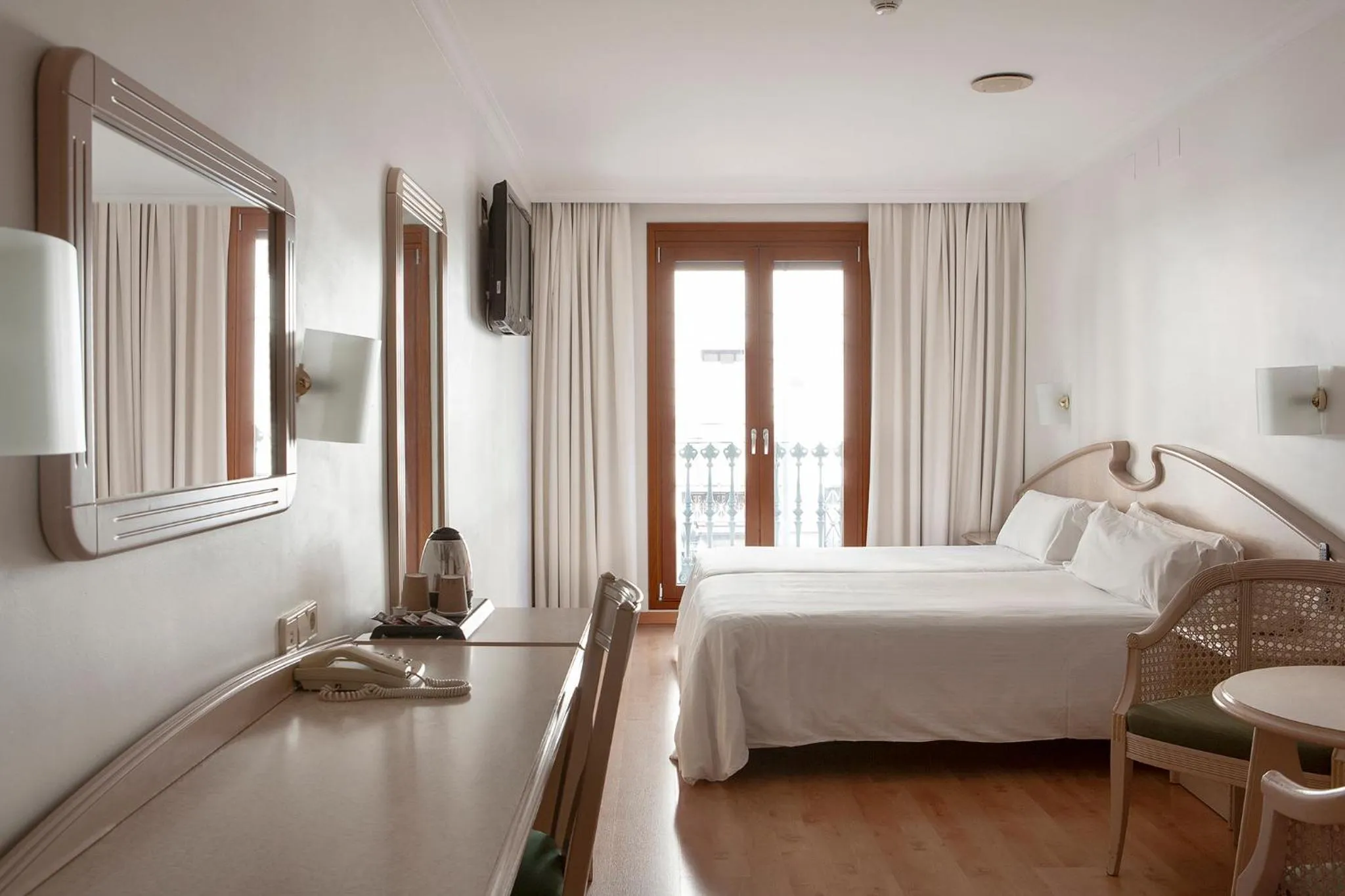 Bedroom, Bed in Hotel Lleó