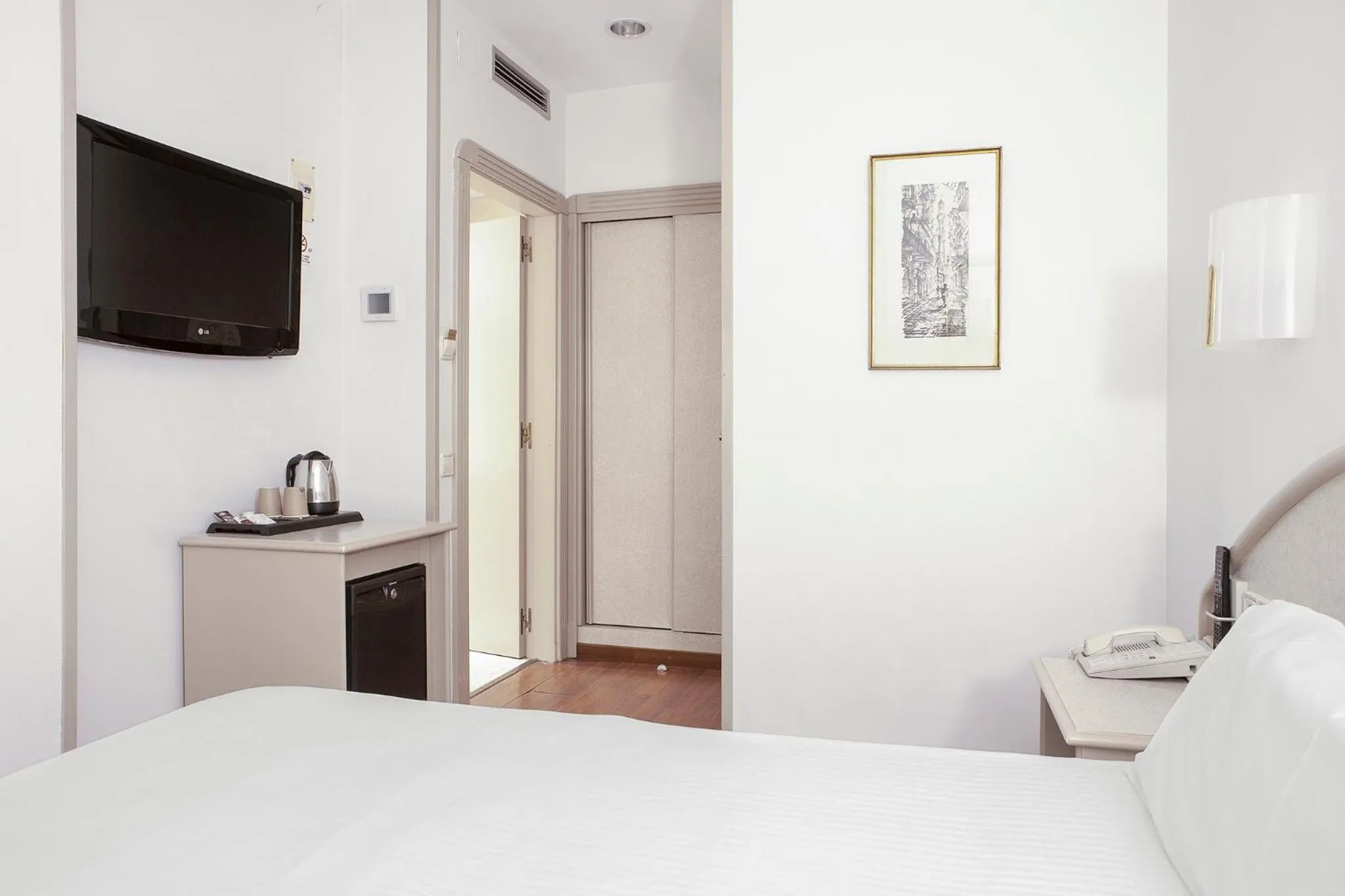 Bedroom, Bed in Hotel Lleó