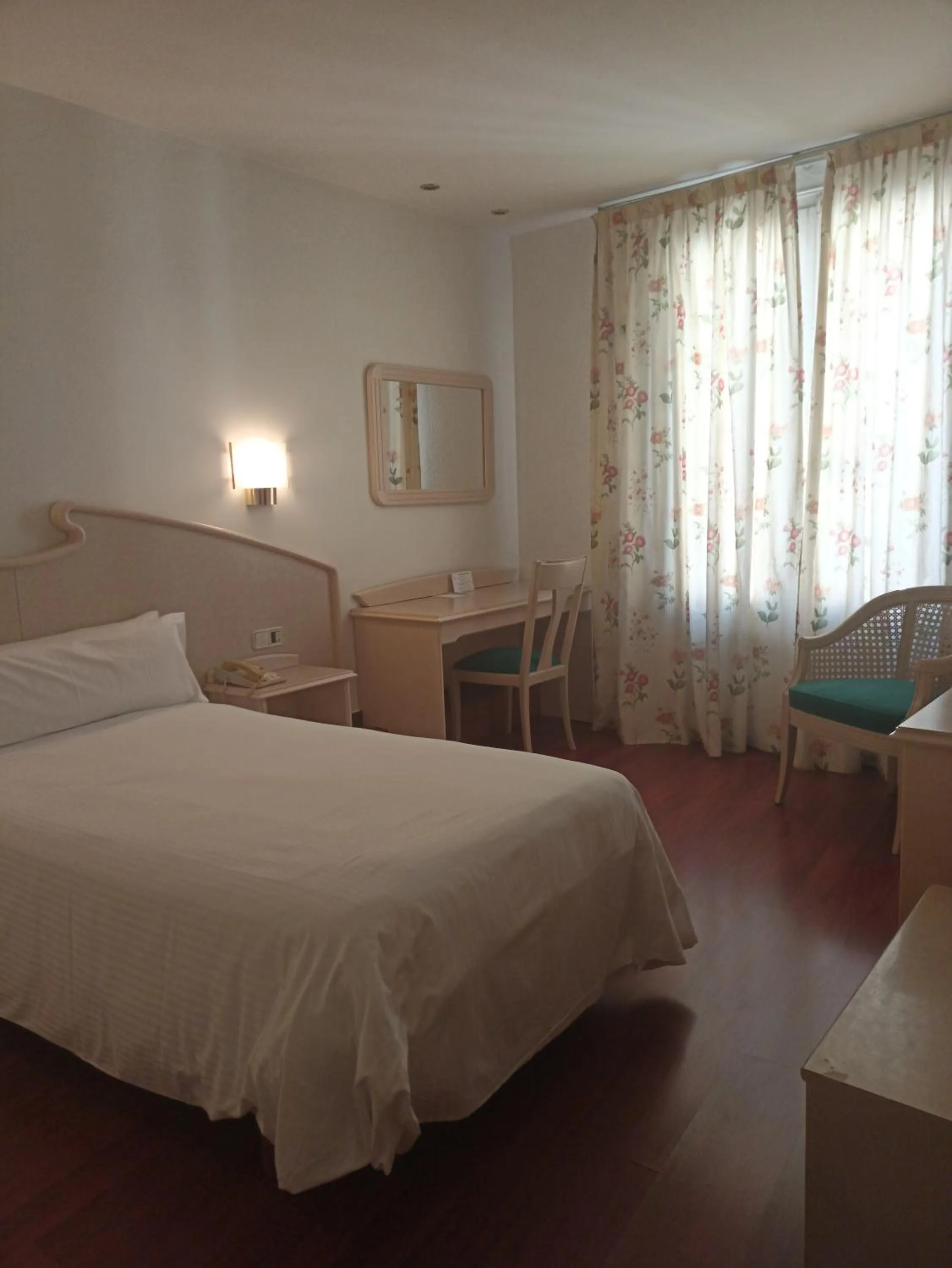 Bedroom, Bed in Hotel Lleó