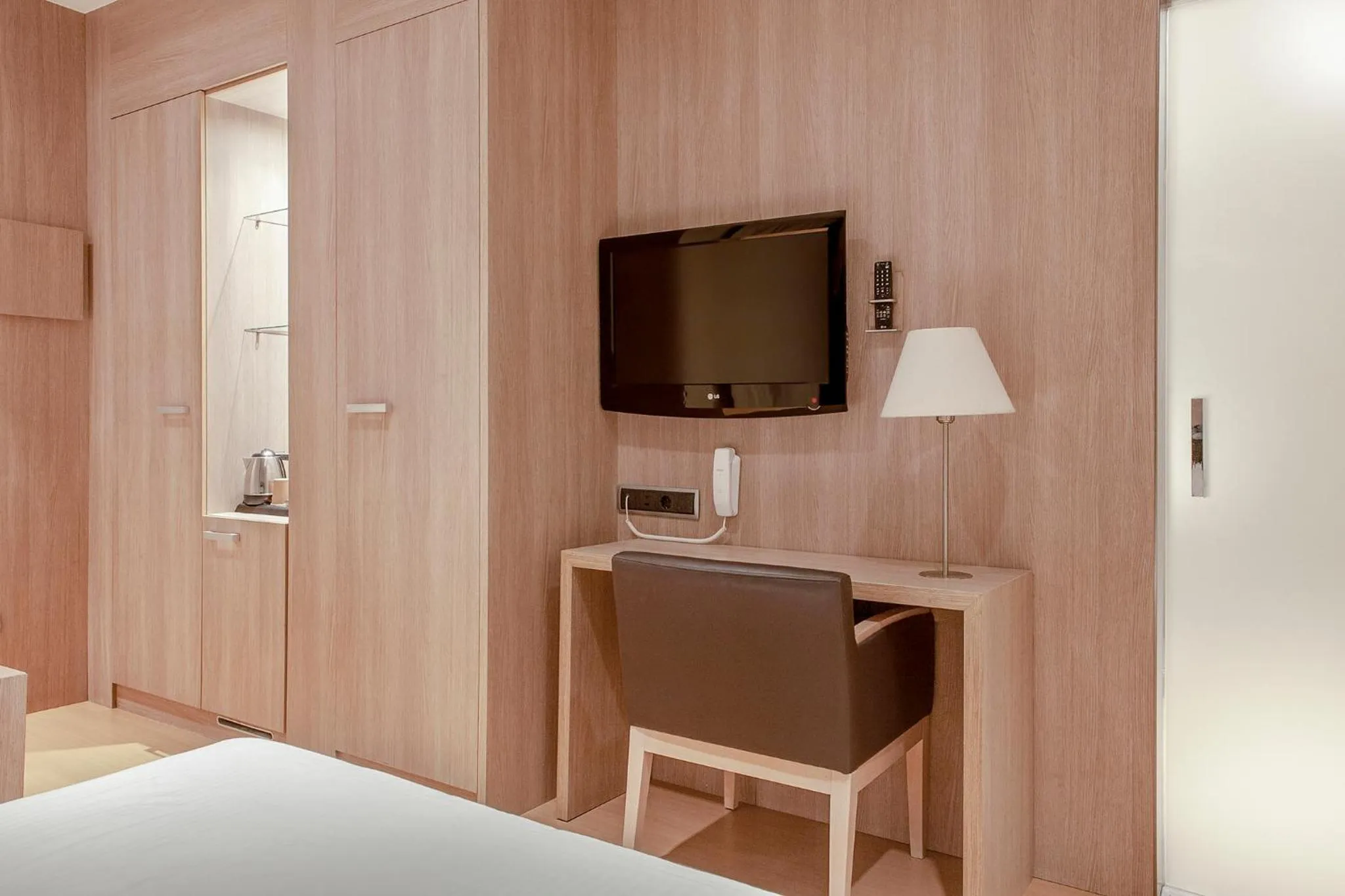 hair dresser, Bed in Hotel Lleó