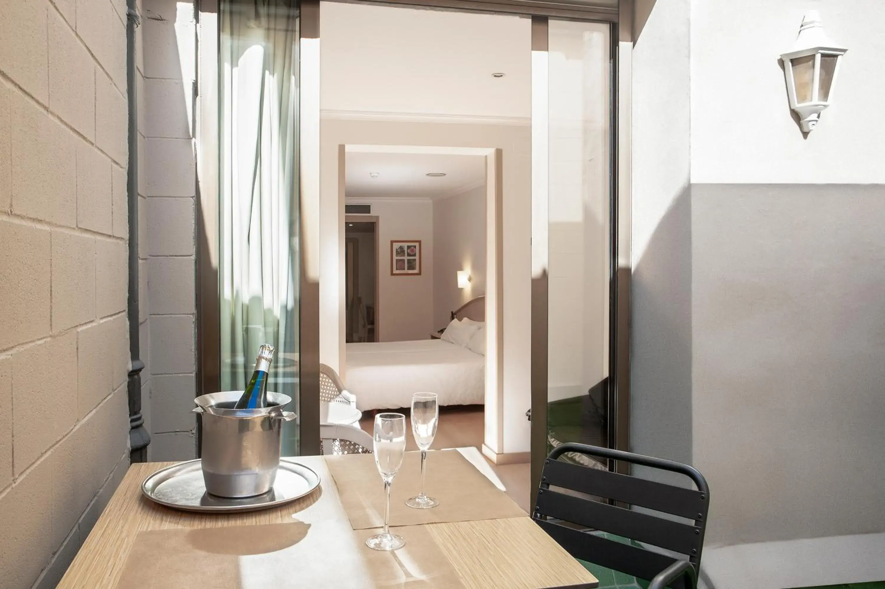 Twin Room with Terrace in Hotel Lleó Twin Room with Terrace in Hotel Lleó