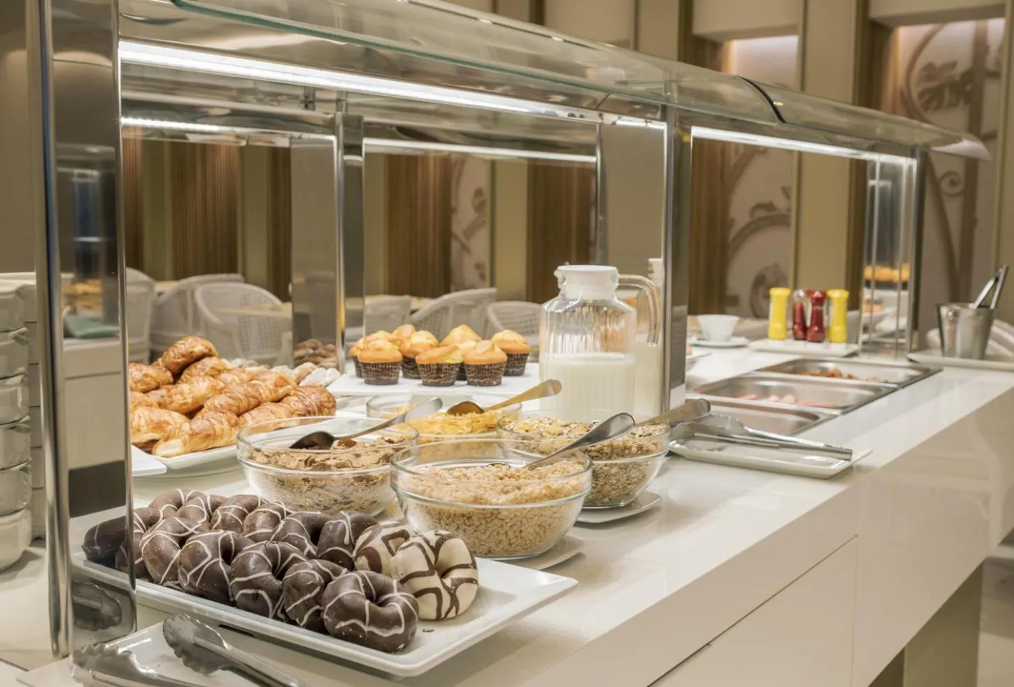 Buffet breakfast in Hotel Lleó