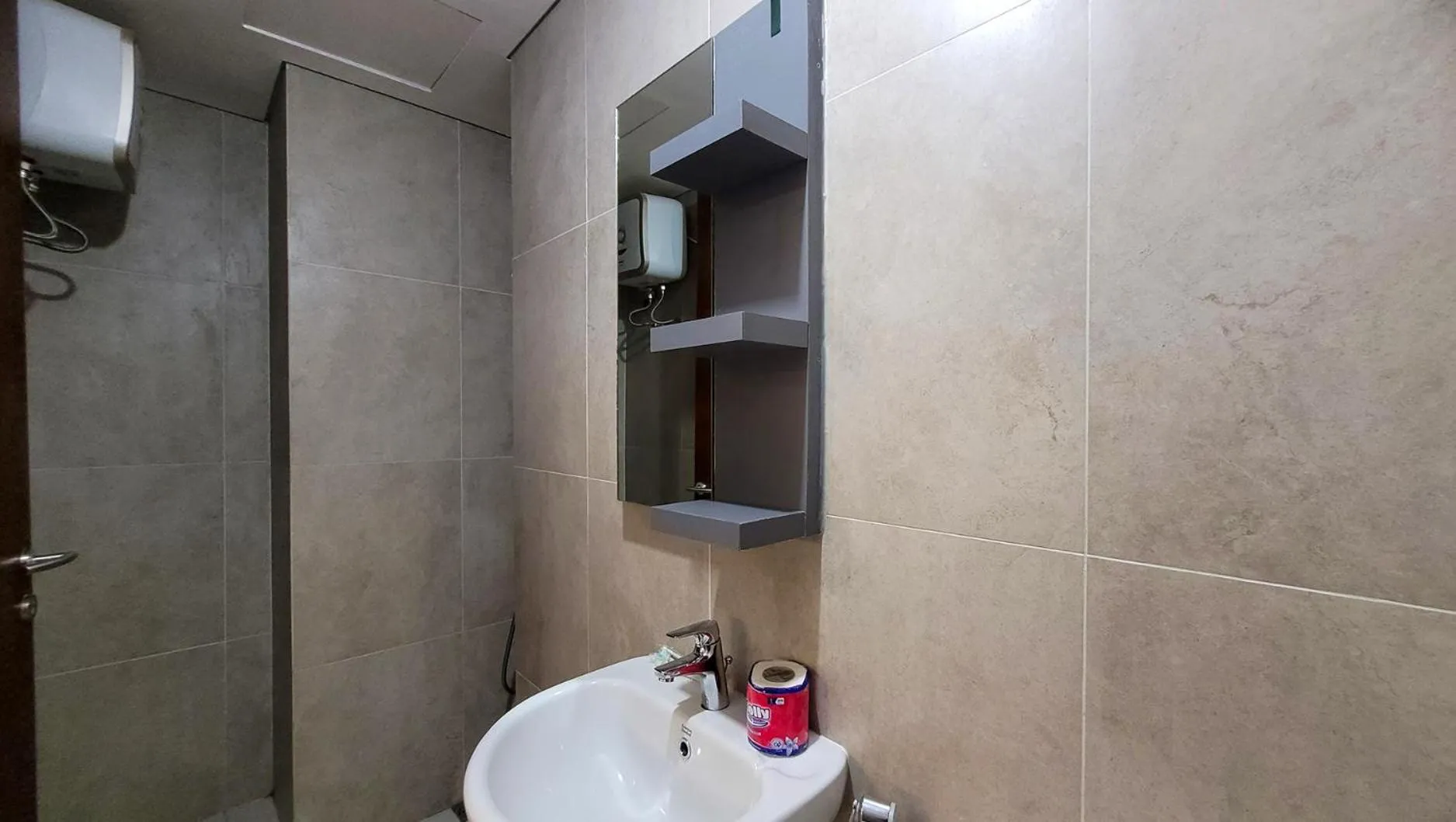 Shower in Palam Mansion at Meisterstadt Pollux Habibie Apartment