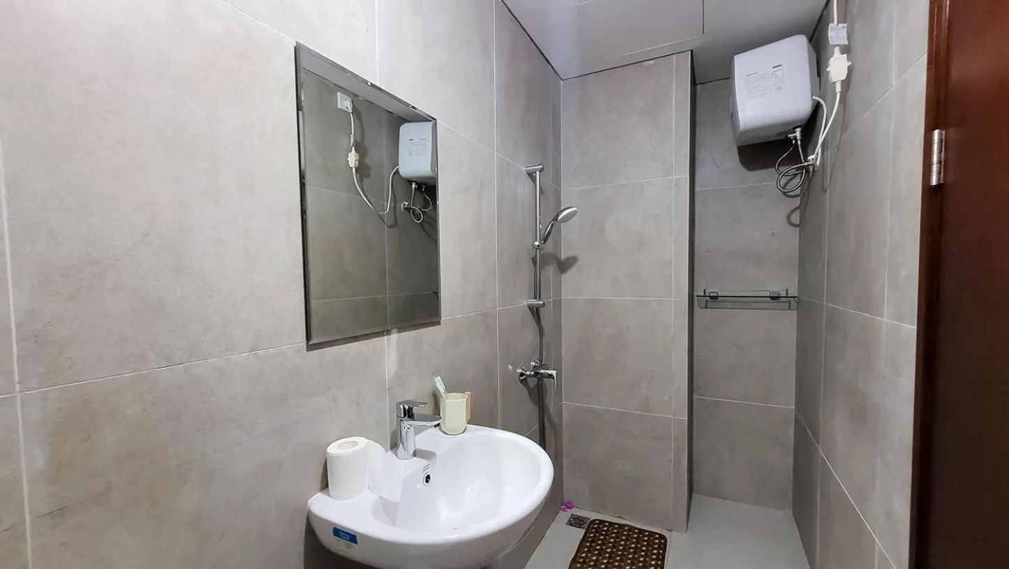 Shower in Palam Mansion at Meisterstadt Pollux Habibie Apartment
