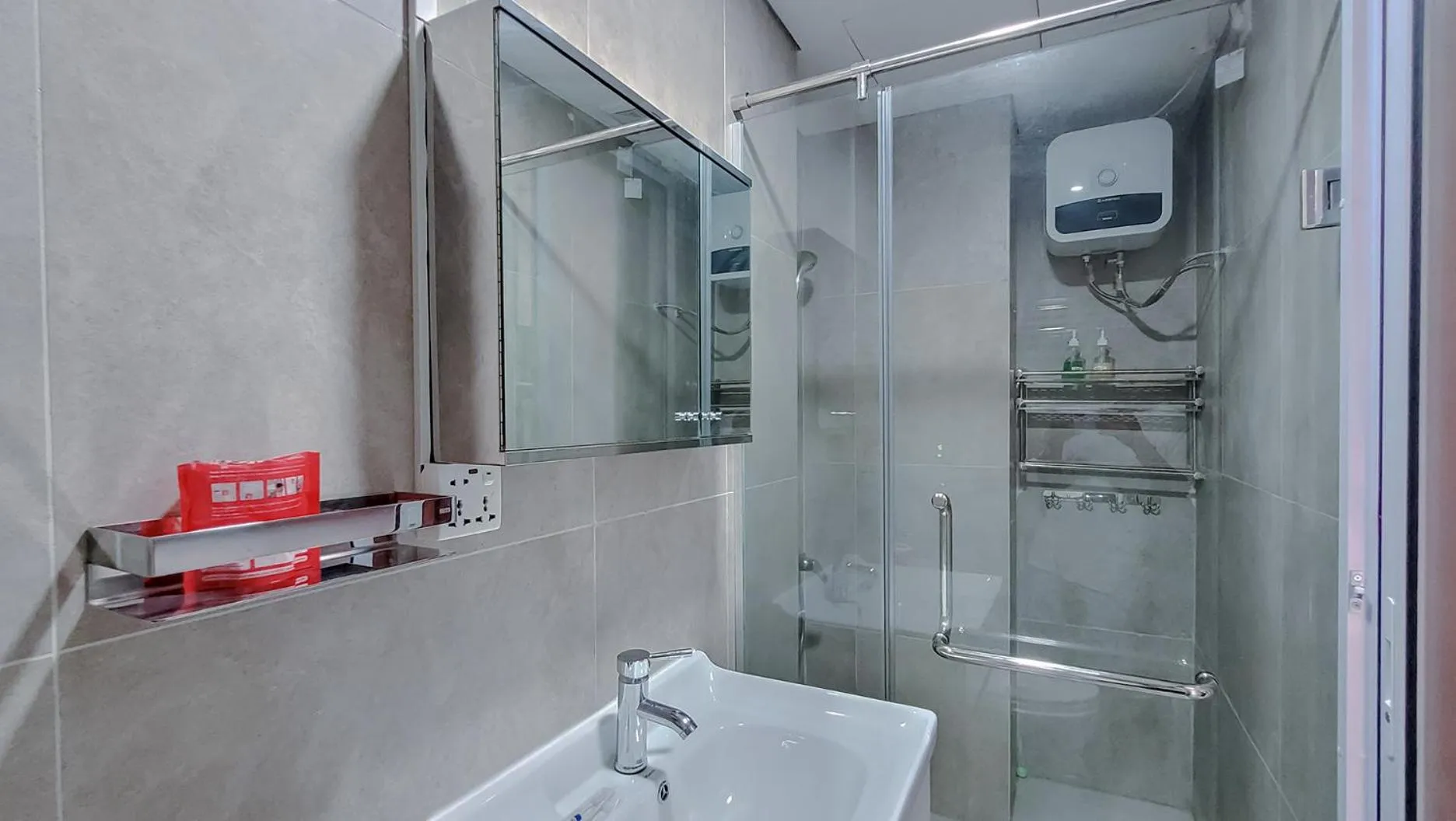 Shower in Palam Mansion at Meisterstadt Pollux Habibie Apartment