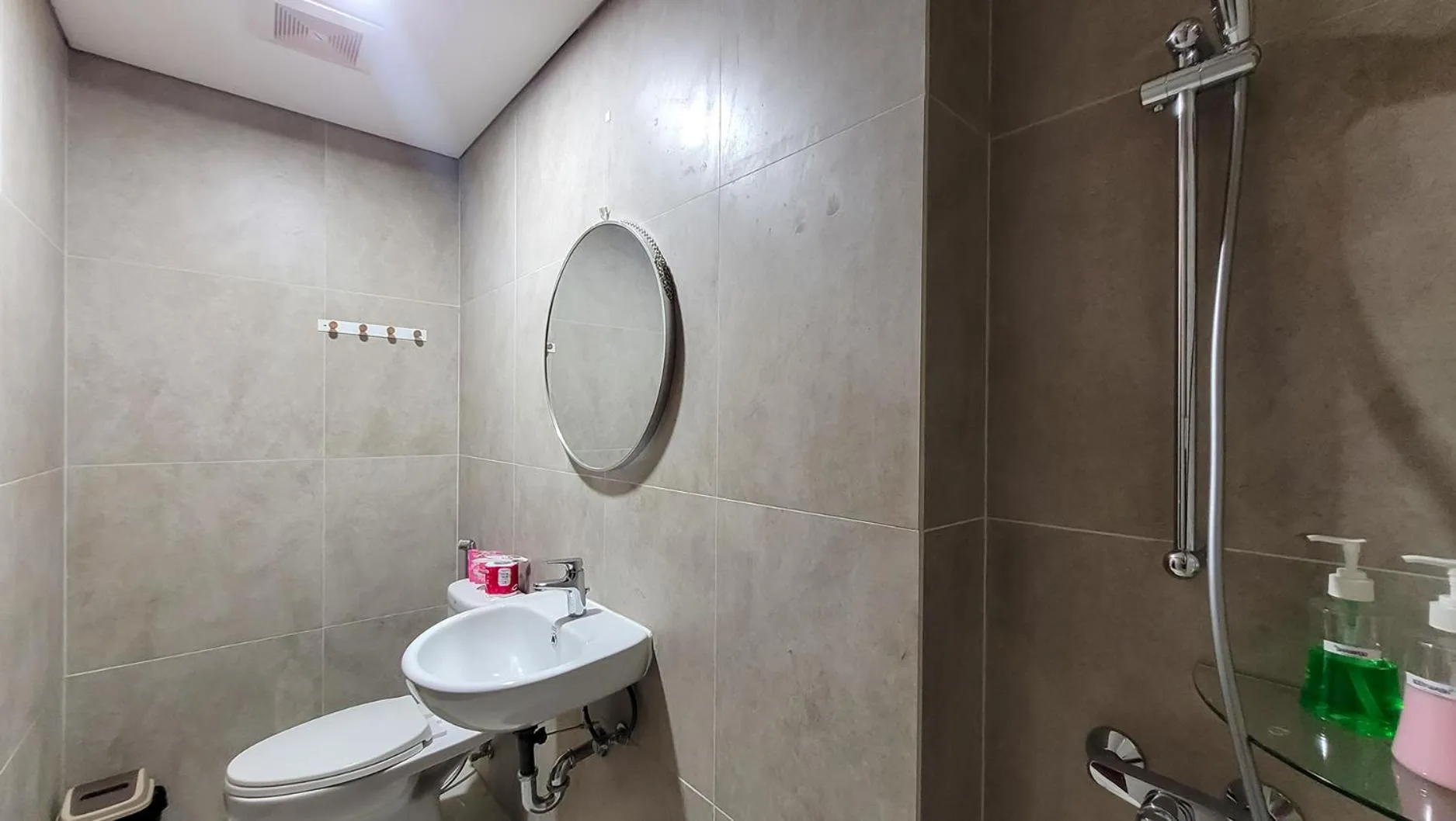 Shower in Palam Mansion at Meisterstadt Pollux Habibie Apartment