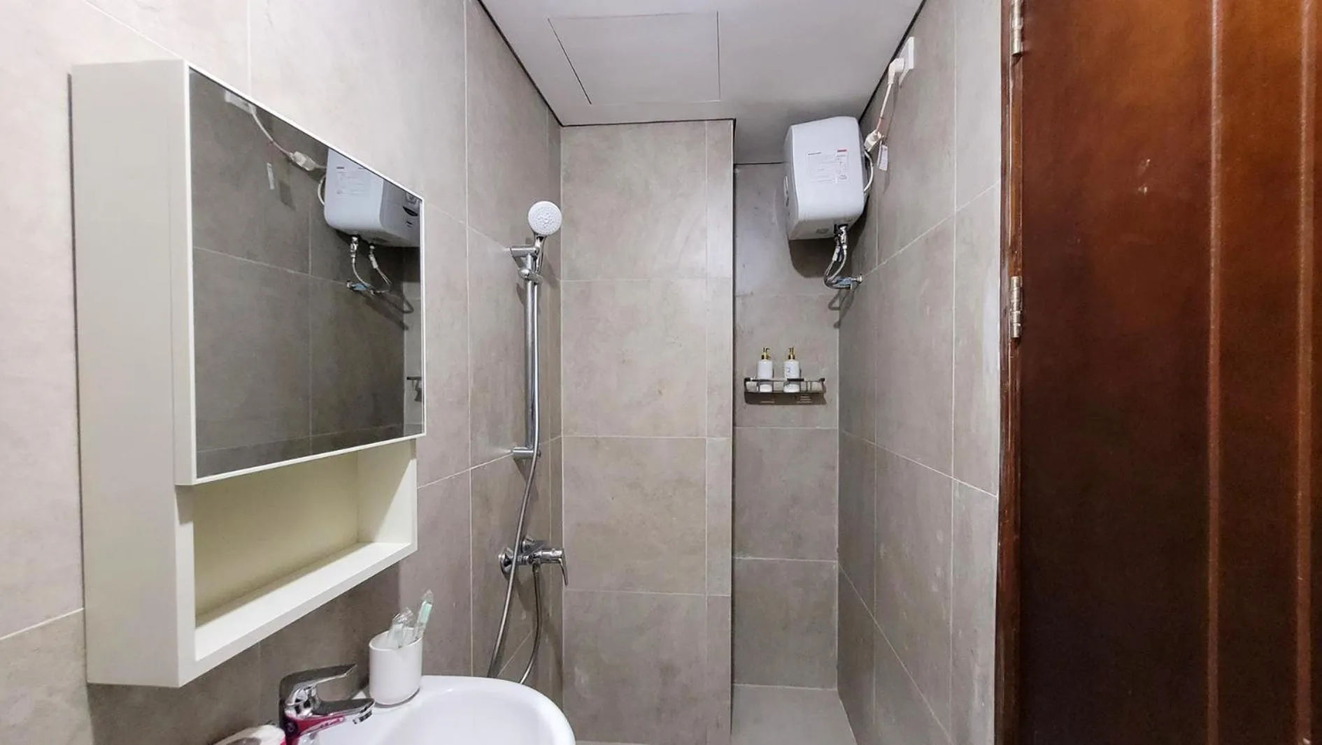 Shower in Palam Mansion at Meisterstadt Pollux Habibie Apartment