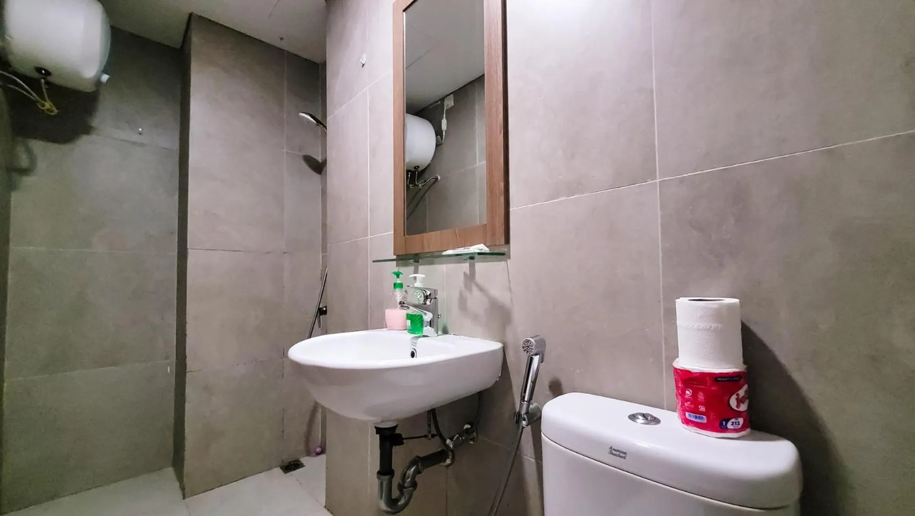 Shower in Palam Mansion at Meisterstadt Pollux Habibie Apartment