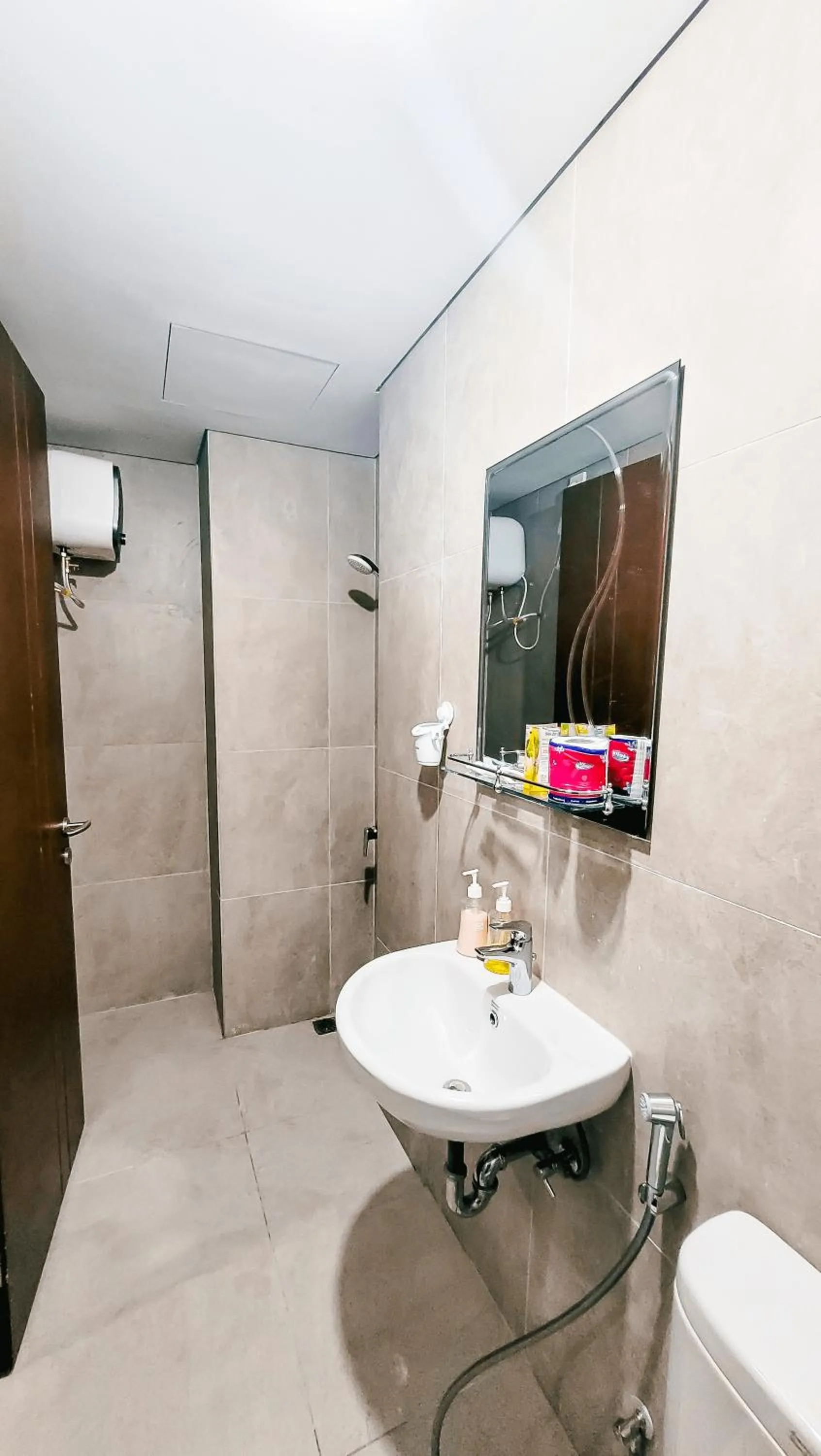 Shower in Palam Mansion at Meisterstadt Pollux Habibie Apartment