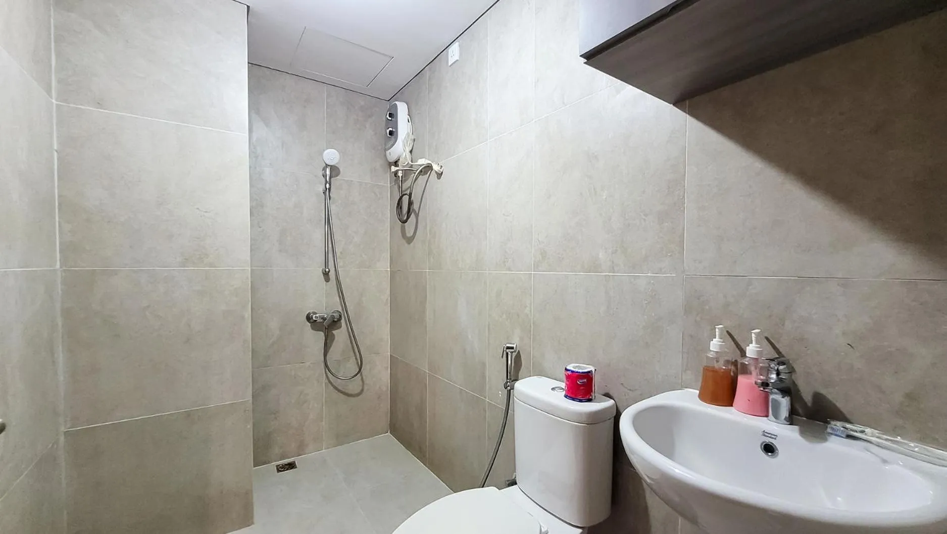 Shower in Palam Mansion at Meisterstadt Pollux Habibie Apartment