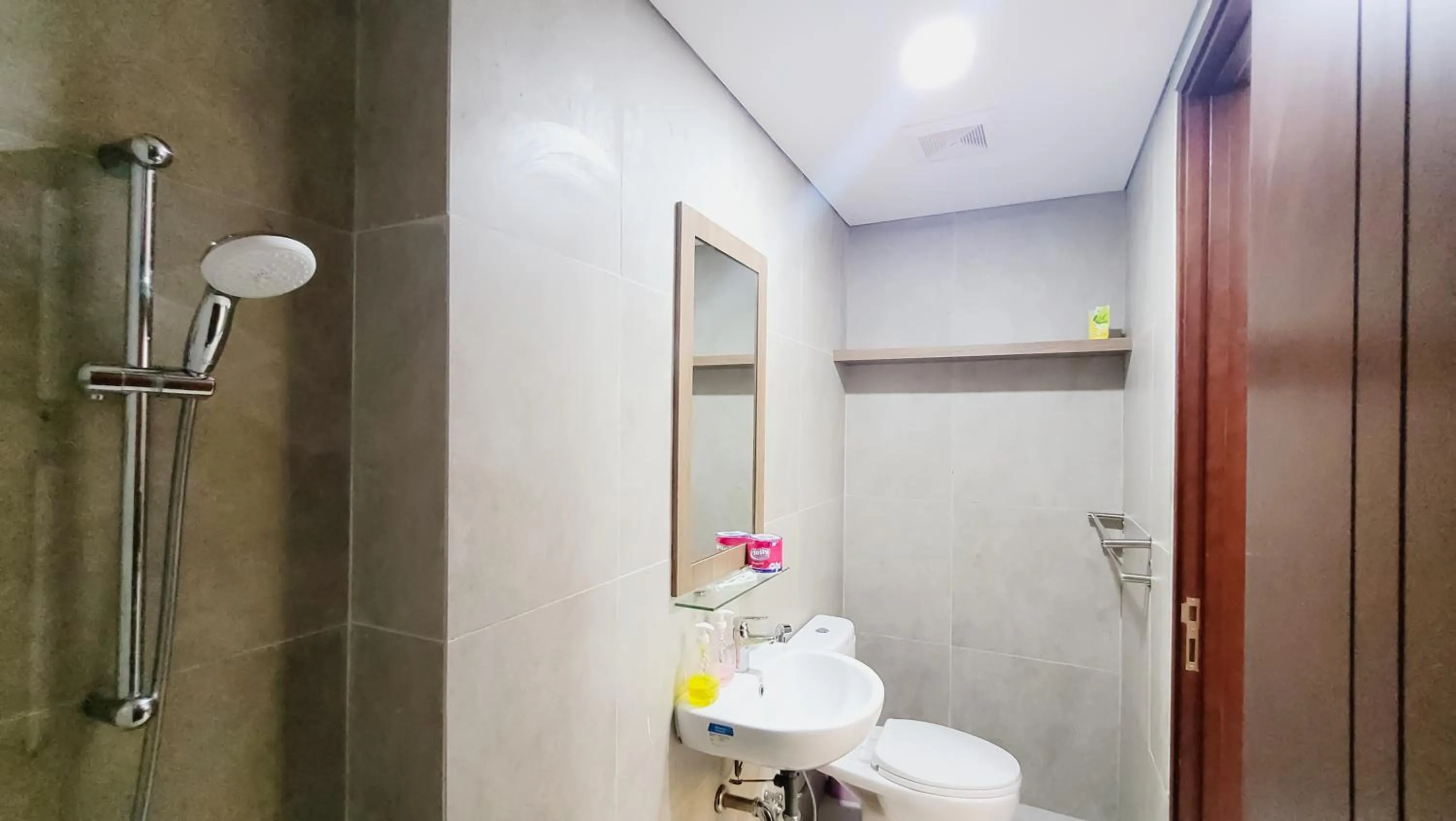 Shower in Palam Mansion at Meisterstadt Pollux Habibie Apartment