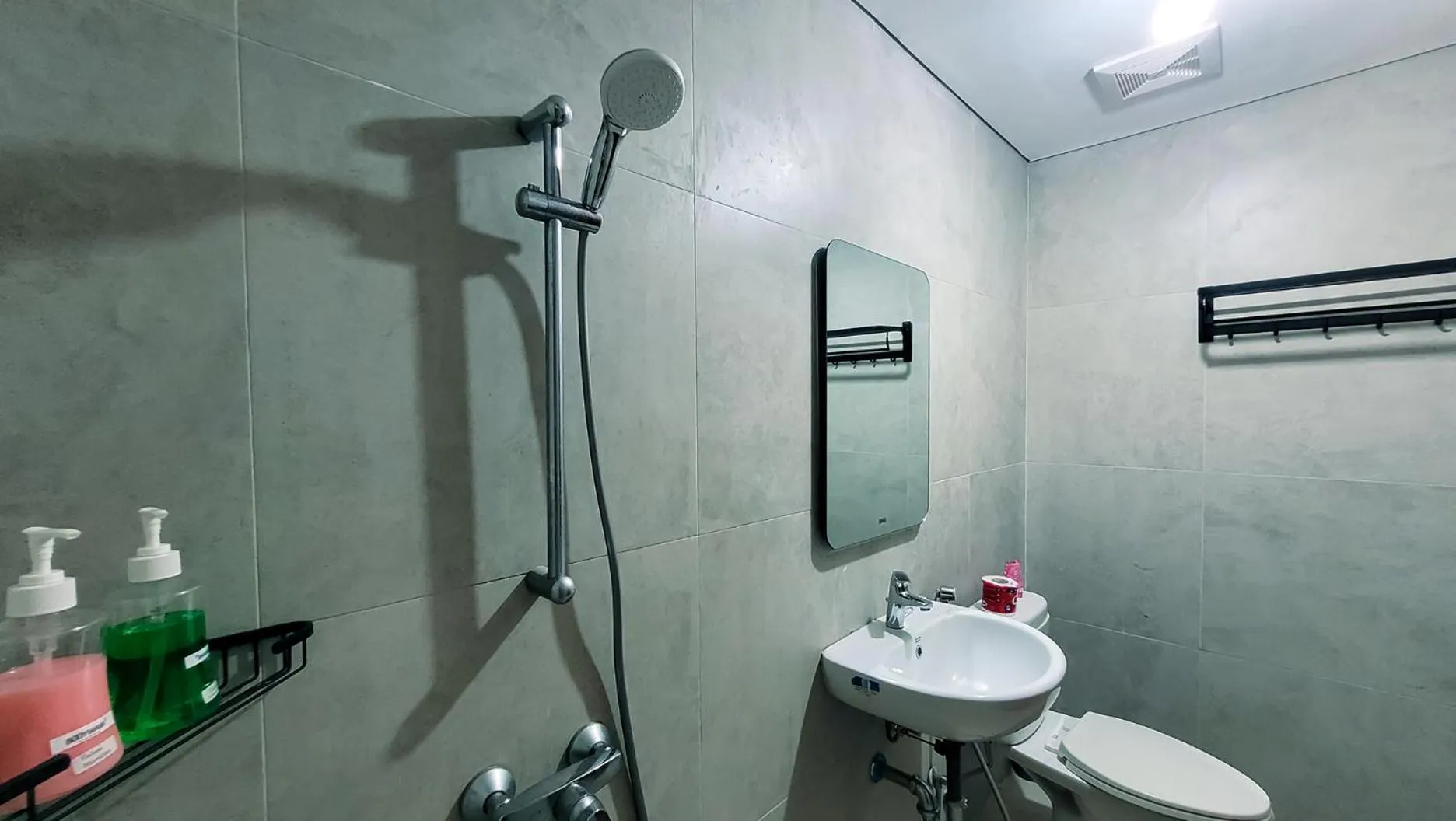 Shower in Palam Mansion at Meisterstadt Pollux Habibie Apartment