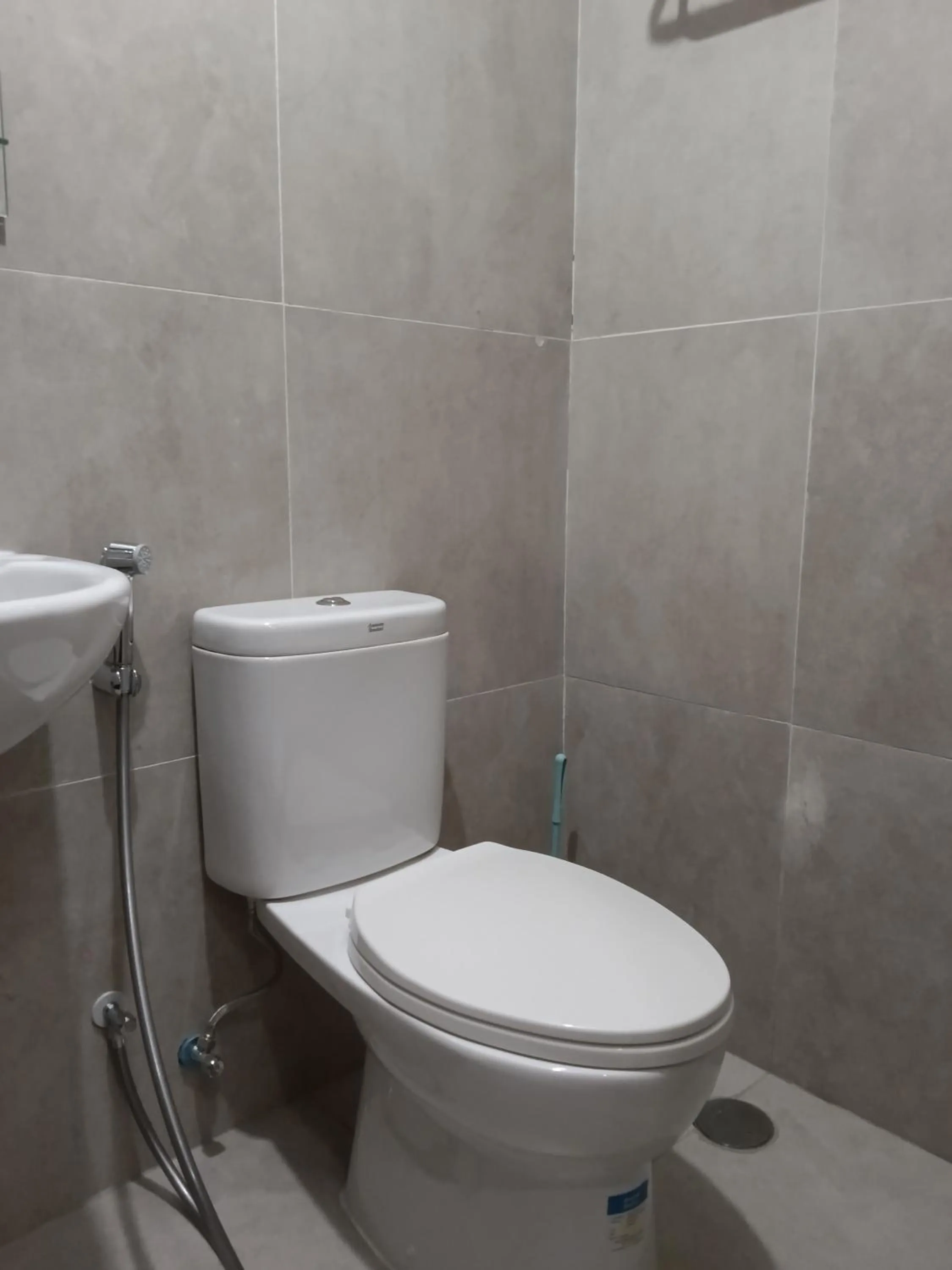 Toilet in Palam Mansion at Meisterstadt Pollux Habibie Apartment