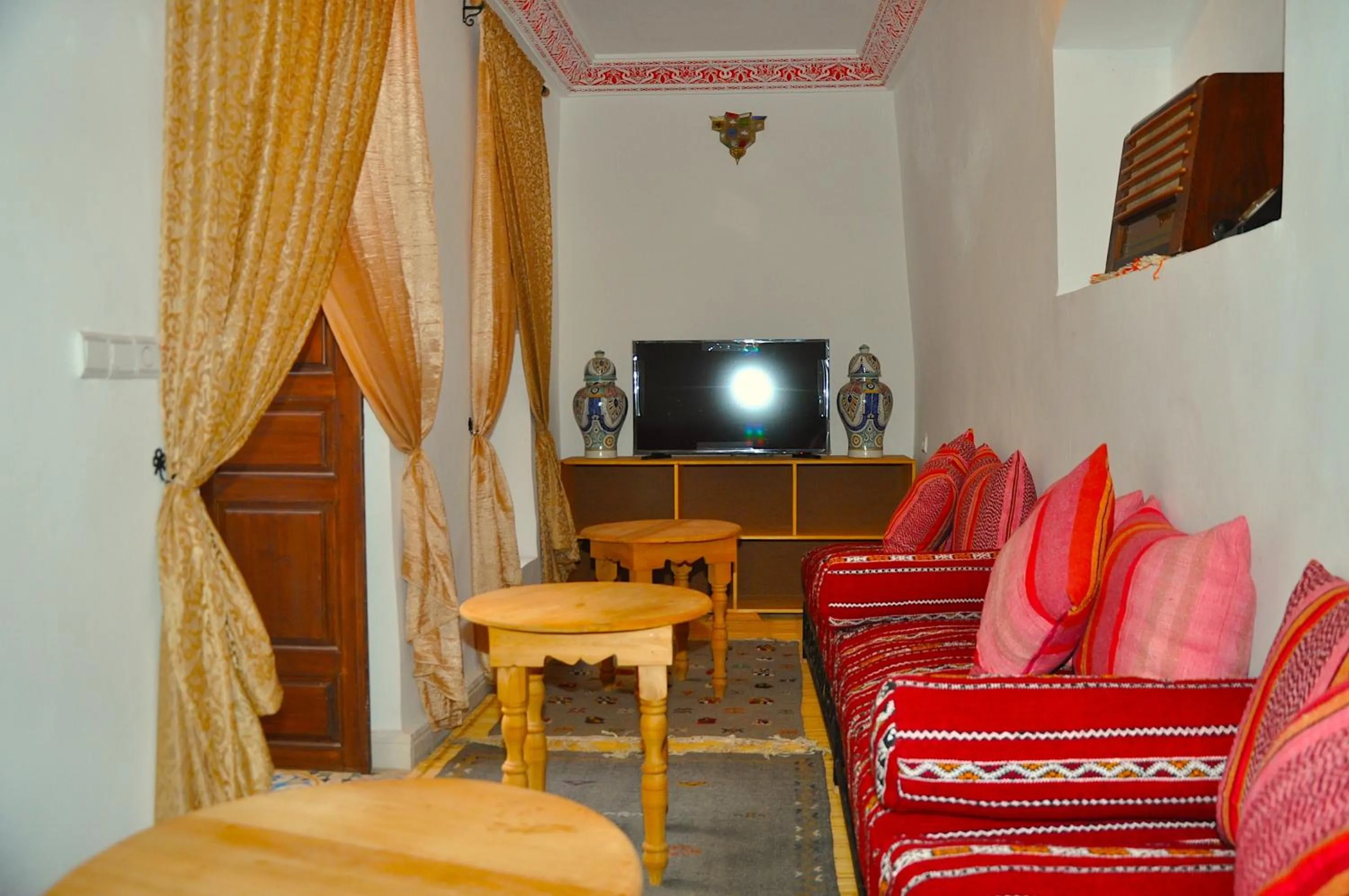 Communal lounge/ TV room in Dar Aouinti