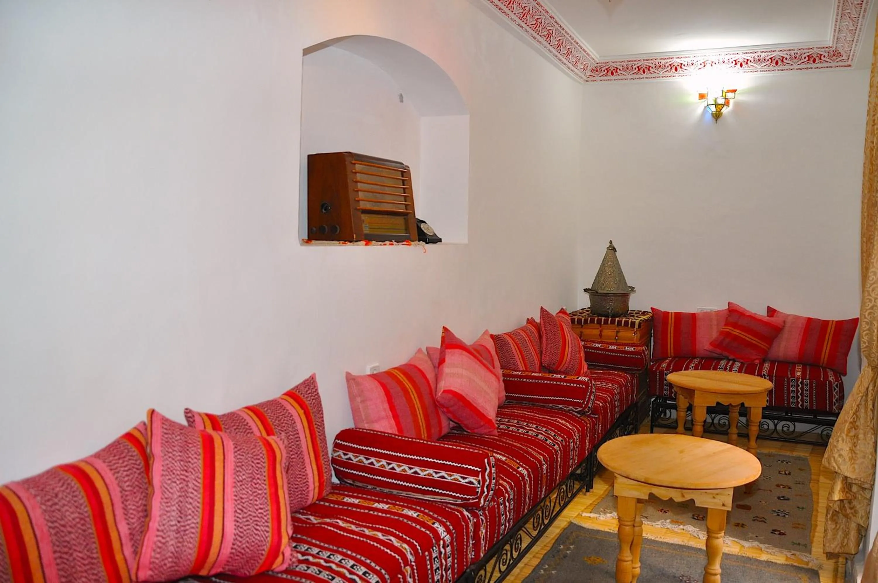 Communal lounge/ TV room in Dar Aouinti