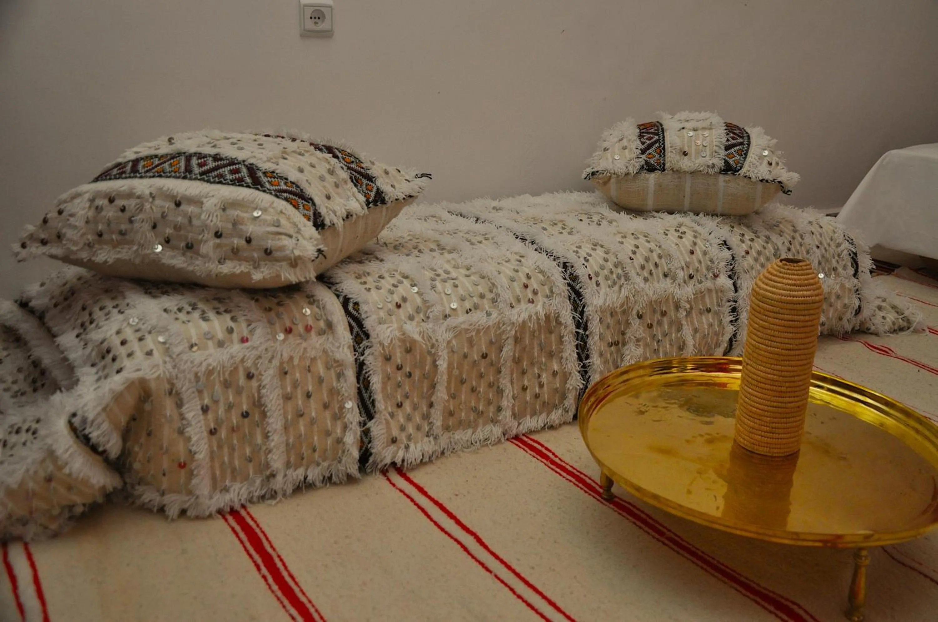 Living room, Bed in Dar Aouinti