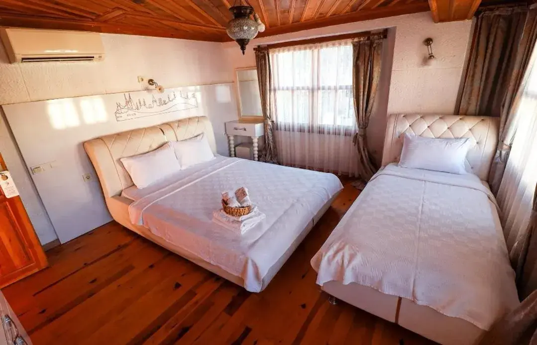 Triple Room with Shower - single occupancy in Goodman Hotel & Bistro Triple Room with Shower - single occupancy in Goodman Hotel & Bistro