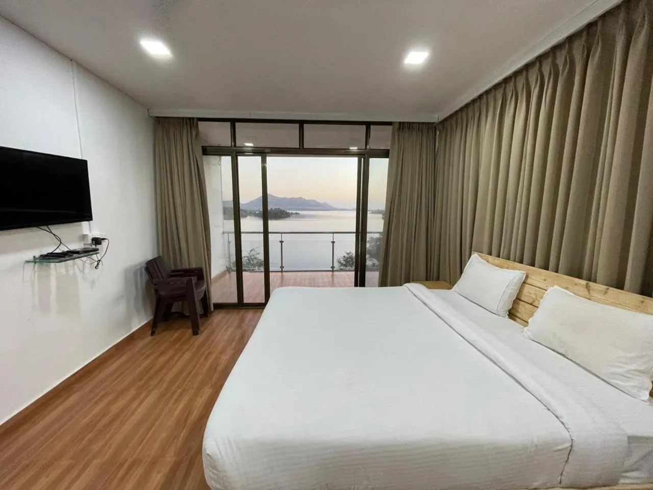 Lake view, Bed in Shvas Island Resort