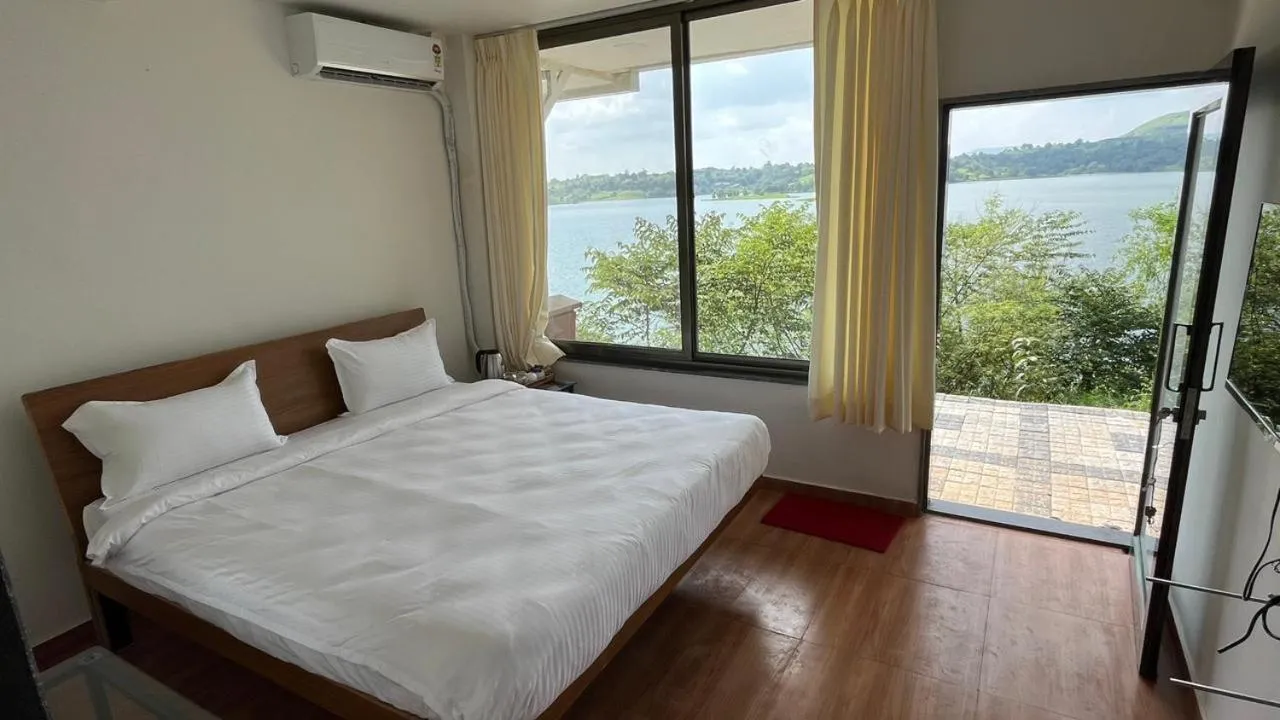 Lake view, Bed in Shvas Island Resort